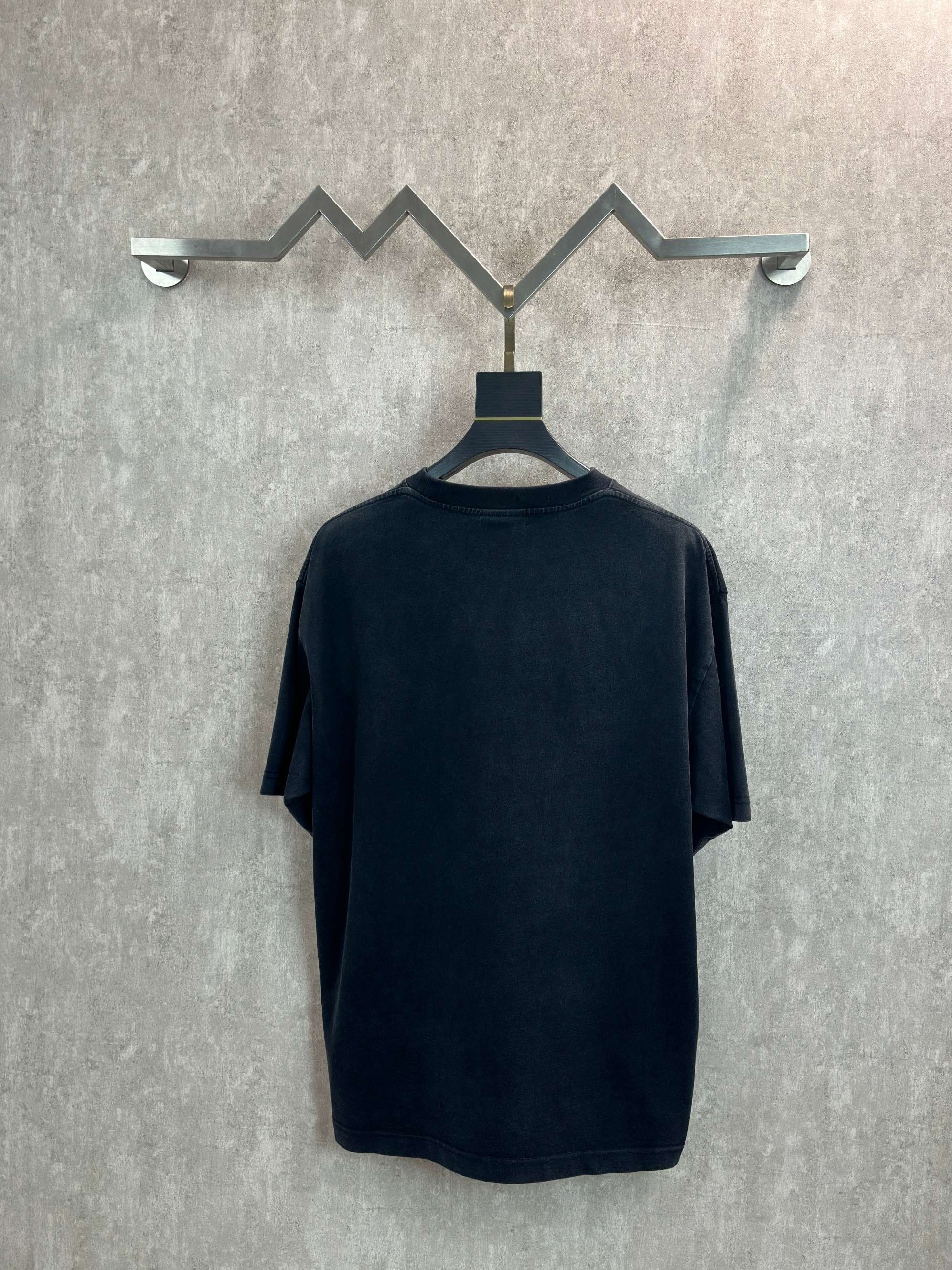 Balenciaga 款式：Balenciaga 巴黎世家 梵文刺绣图案圆领短袖T恤