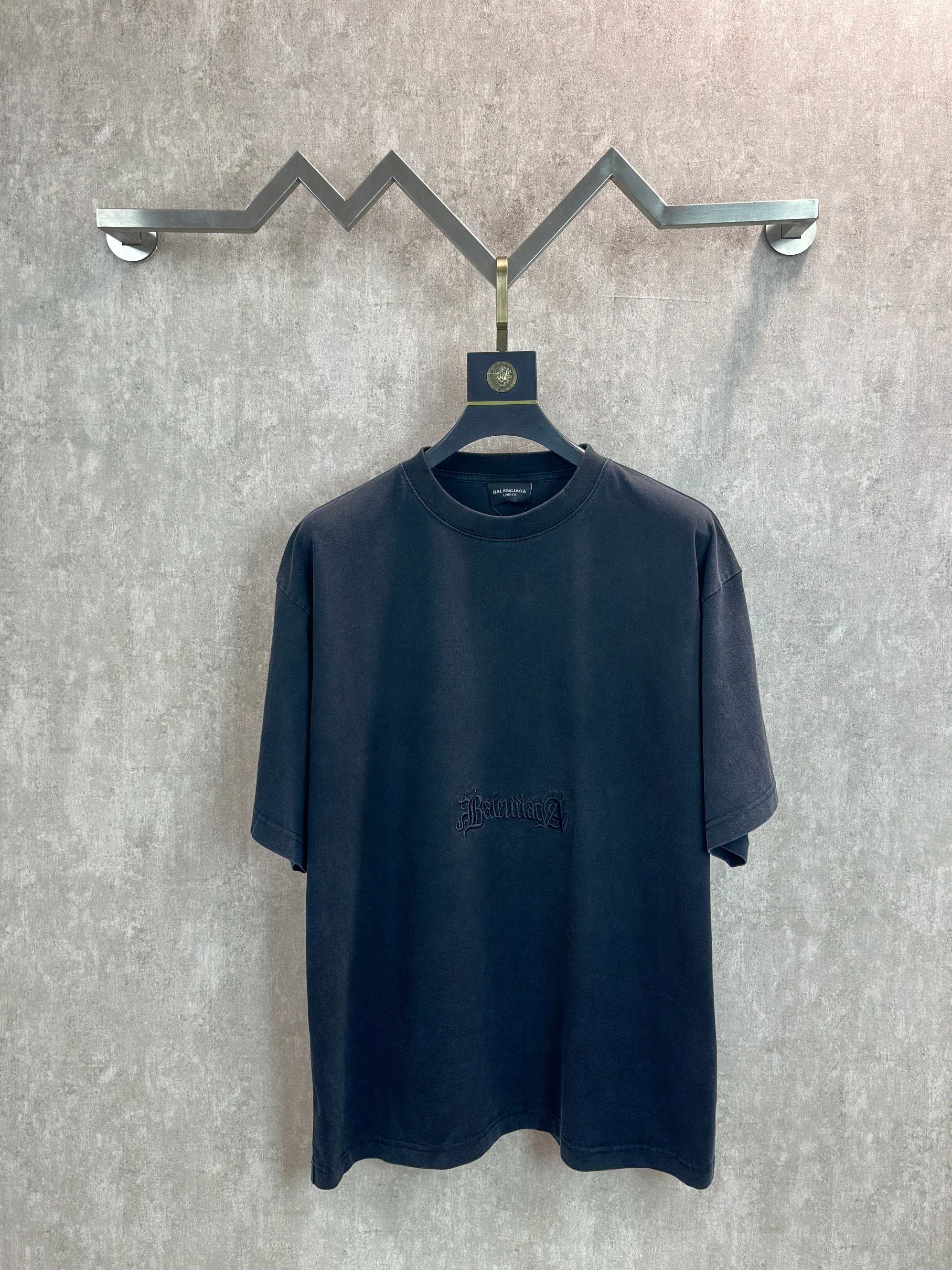 Balenciaga 款式：Balenciaga 巴黎世家 梵文刺绣图案圆领短袖T恤