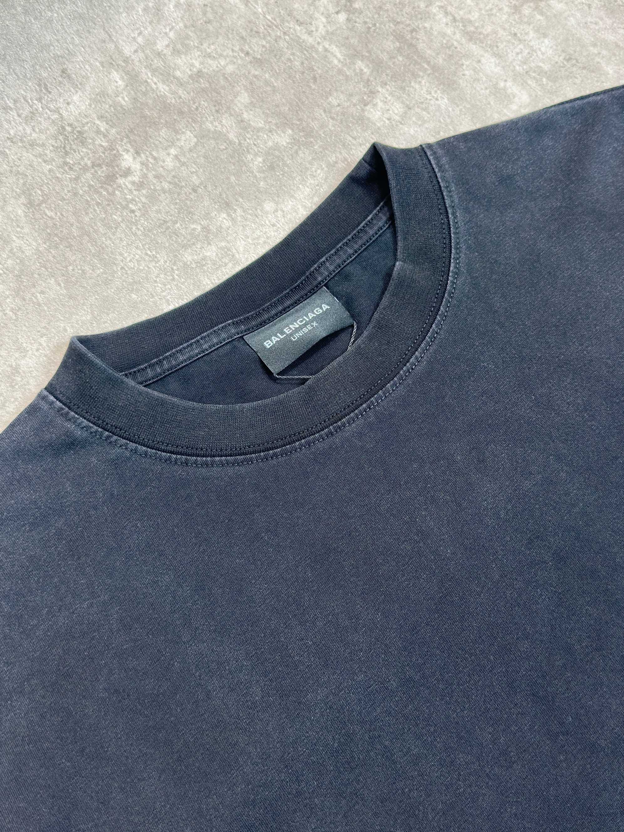 Balenciaga 款式：Balenciaga 巴黎世家 梵文刺绣图案圆领短袖T恤