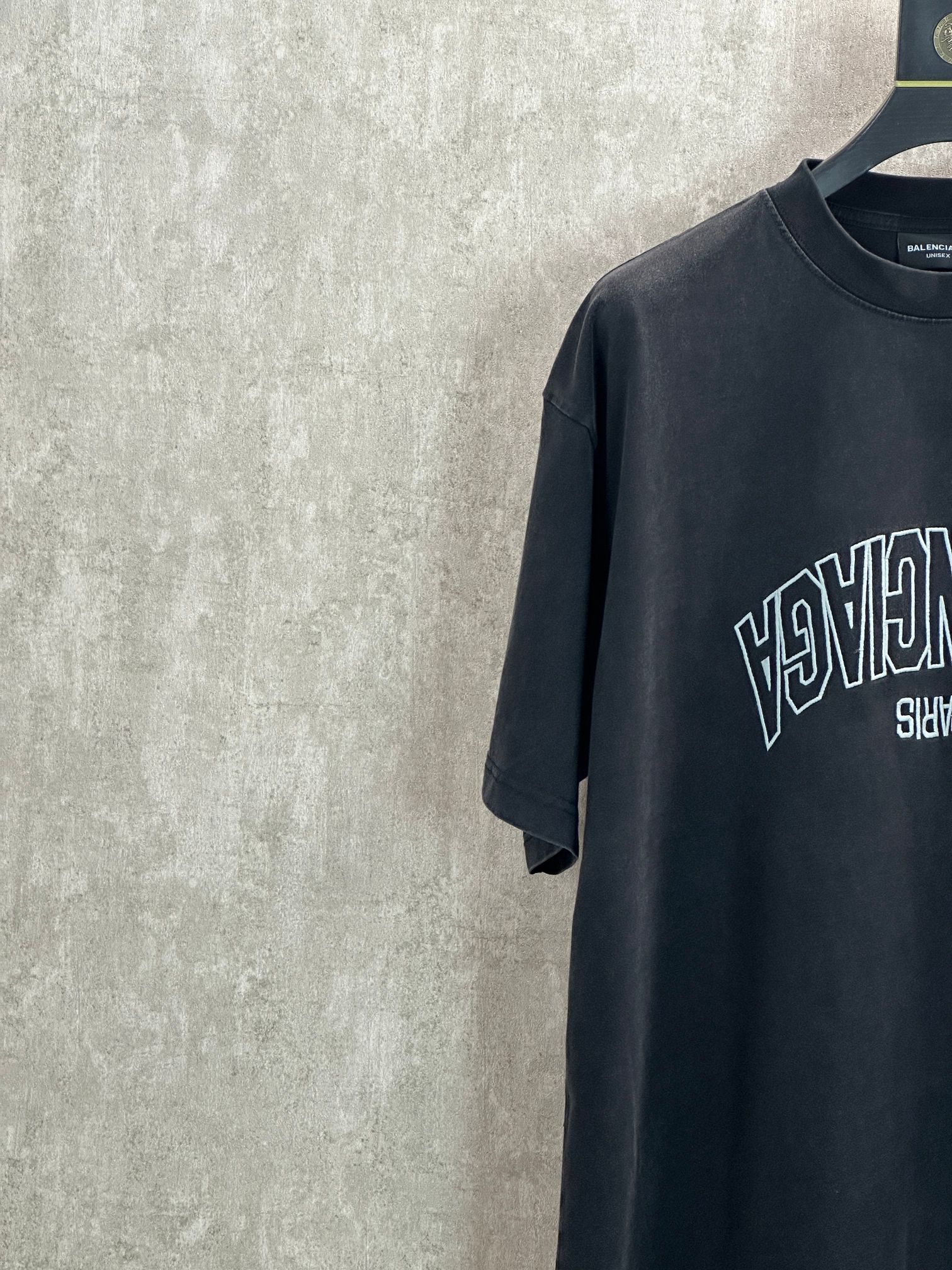 Balenciaga 款式：Balenciaga 巴黎世家 镜面倒影字母刺绣圆领短袖T恤