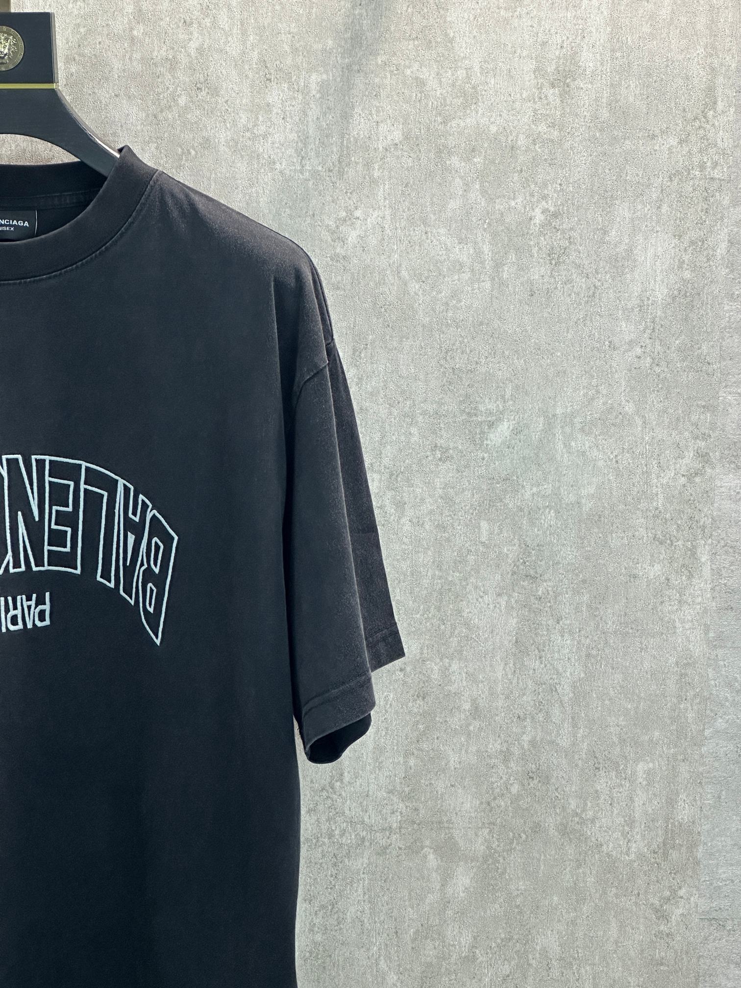 Balenciaga 款式：Balenciaga 巴黎世家 镜面倒影字母刺绣圆领短袖T恤