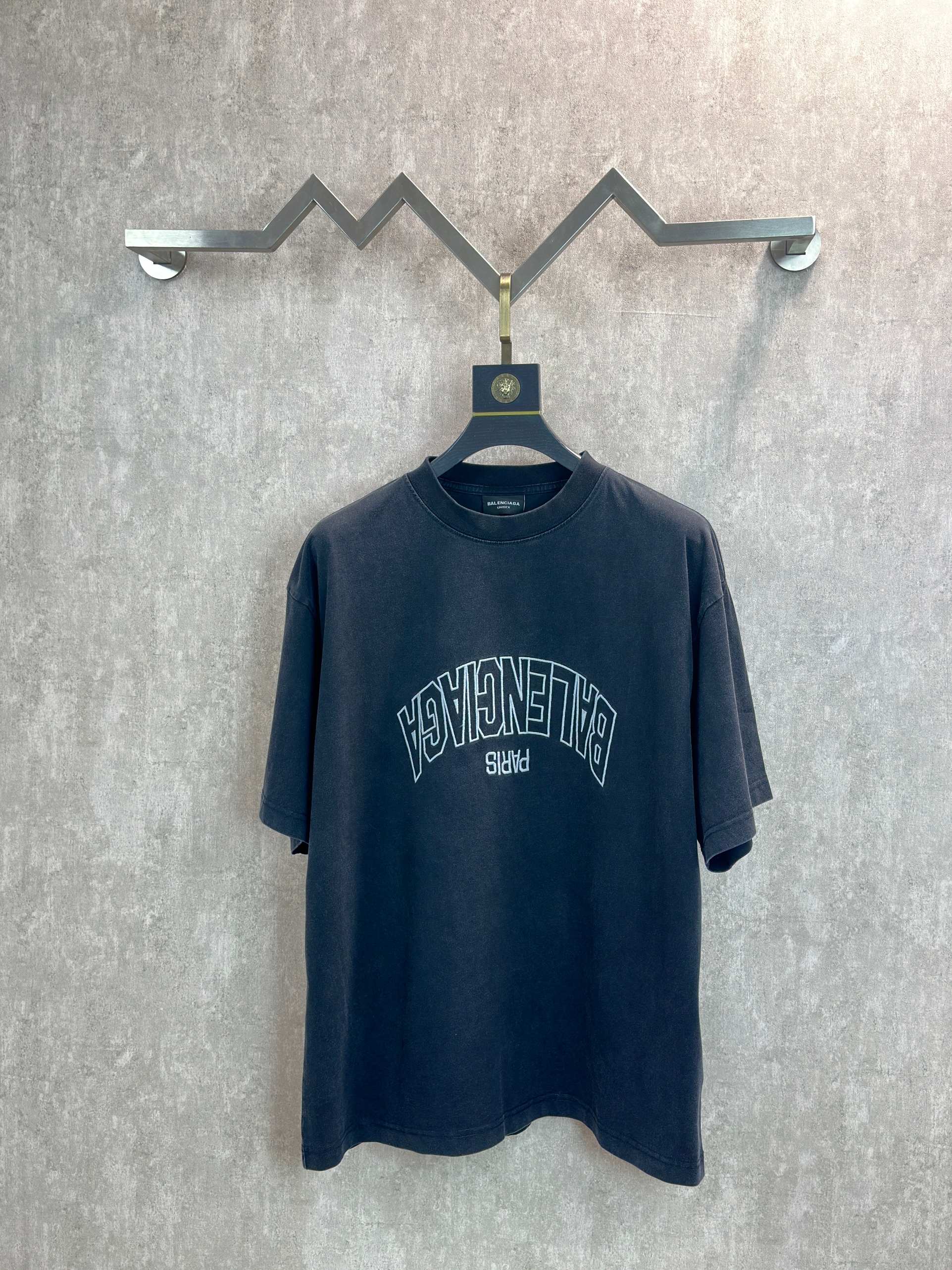 Balenciaga 款式：Balenciaga 巴黎世家 镜面倒影字母刺绣圆领短袖T恤