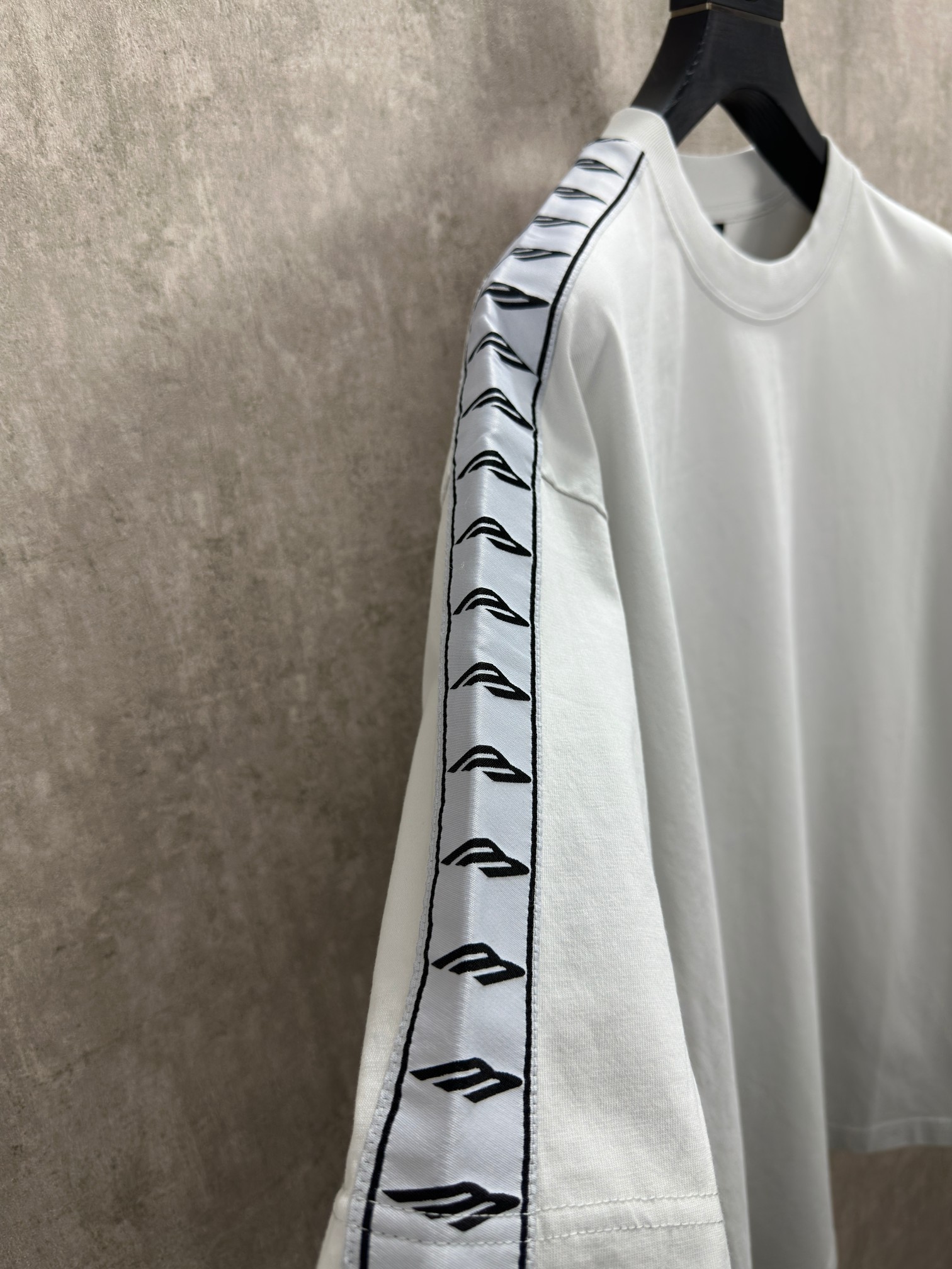 Balenciaga 款式：Balenciaga 巴黎世家 3M袖边织带圆领短袖T恤