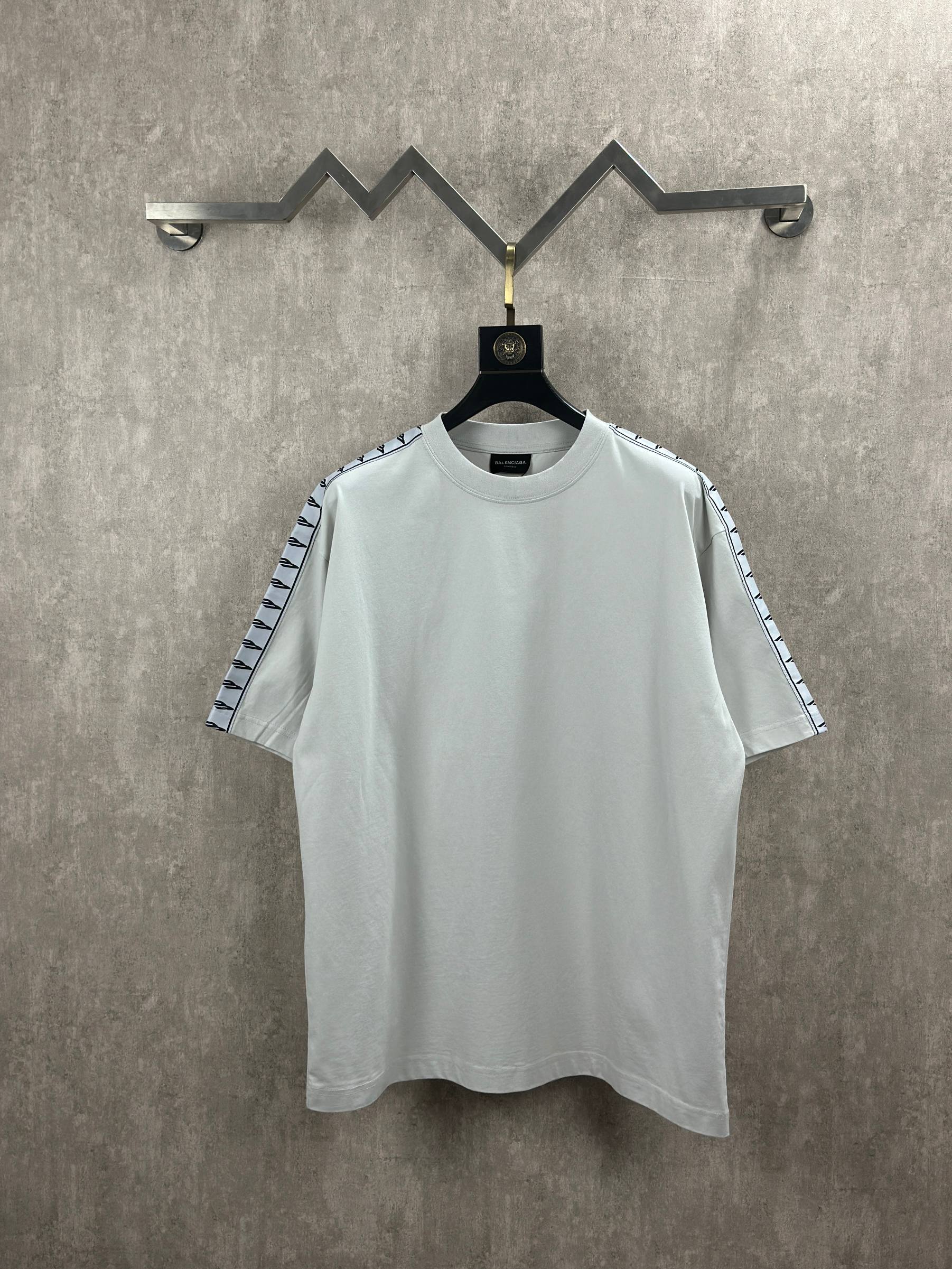 Balenciaga 款式：Balenciaga 巴黎世家 3M袖边织带圆领短袖T恤