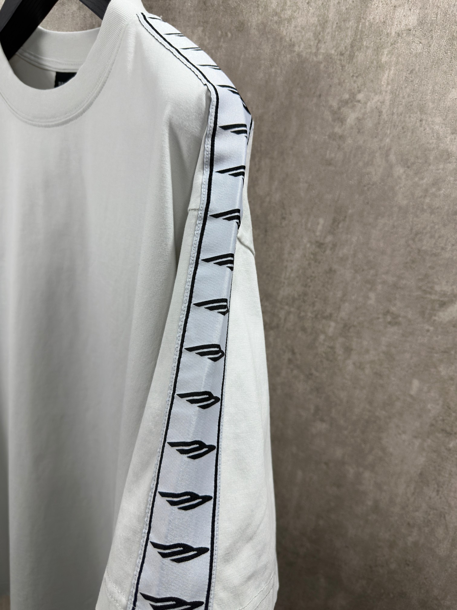 Balenciaga 款式：Balenciaga 巴黎世家 3M袖边织带圆领短袖T恤