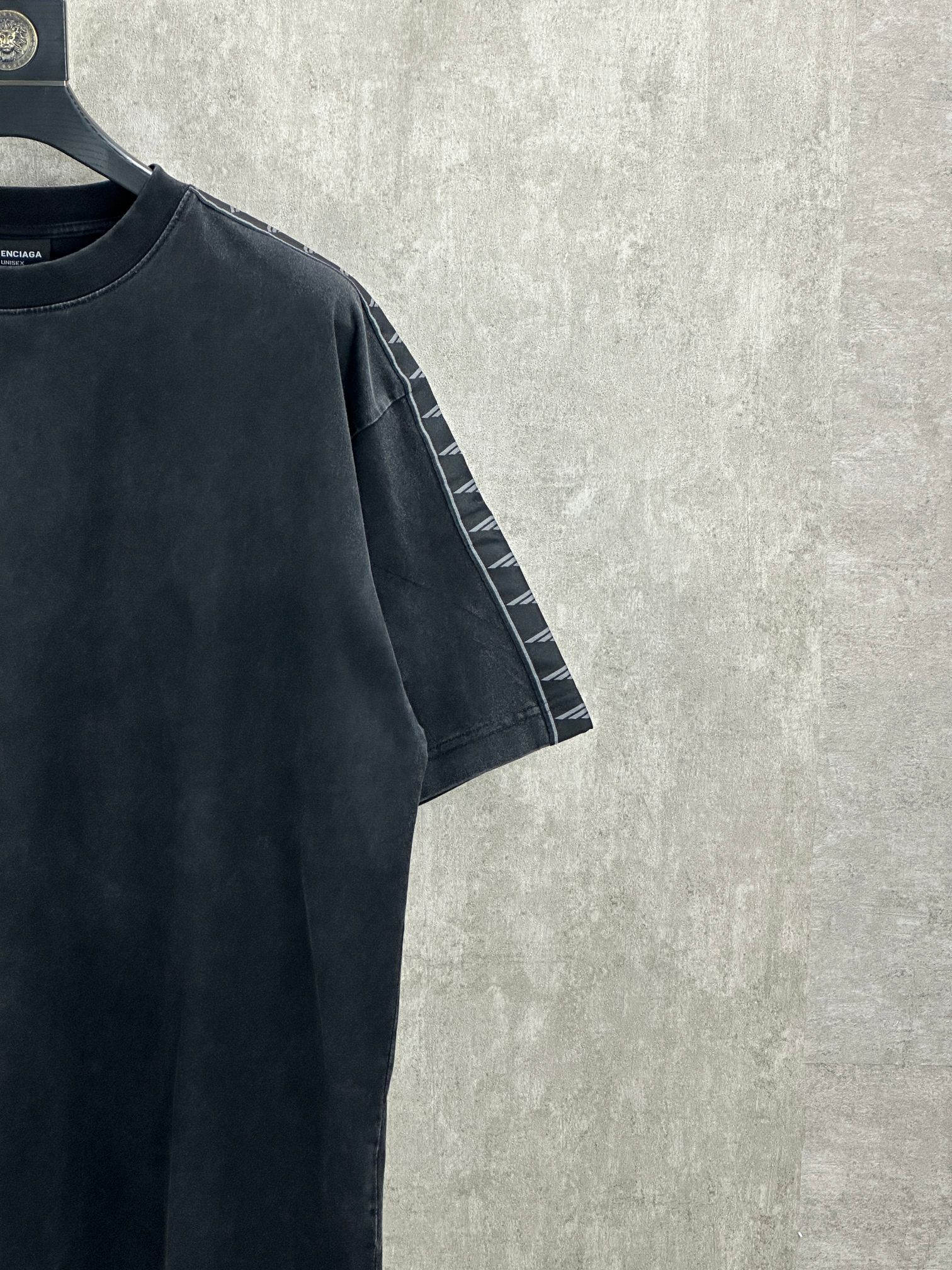 Balenciaga 款式：Balenciaga 巴黎世家 3M袖边织带圆领短袖T恤