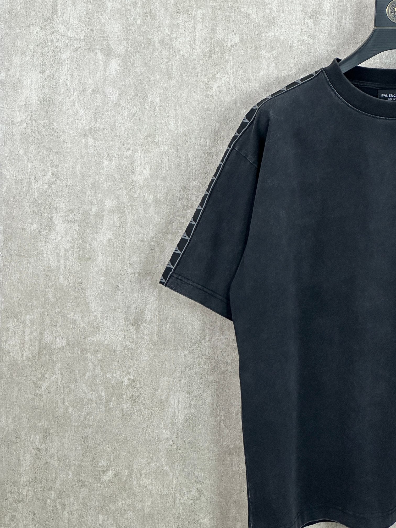 Balenciaga 款式：Balenciaga 巴黎世家 3M袖边织带圆领短袖T恤