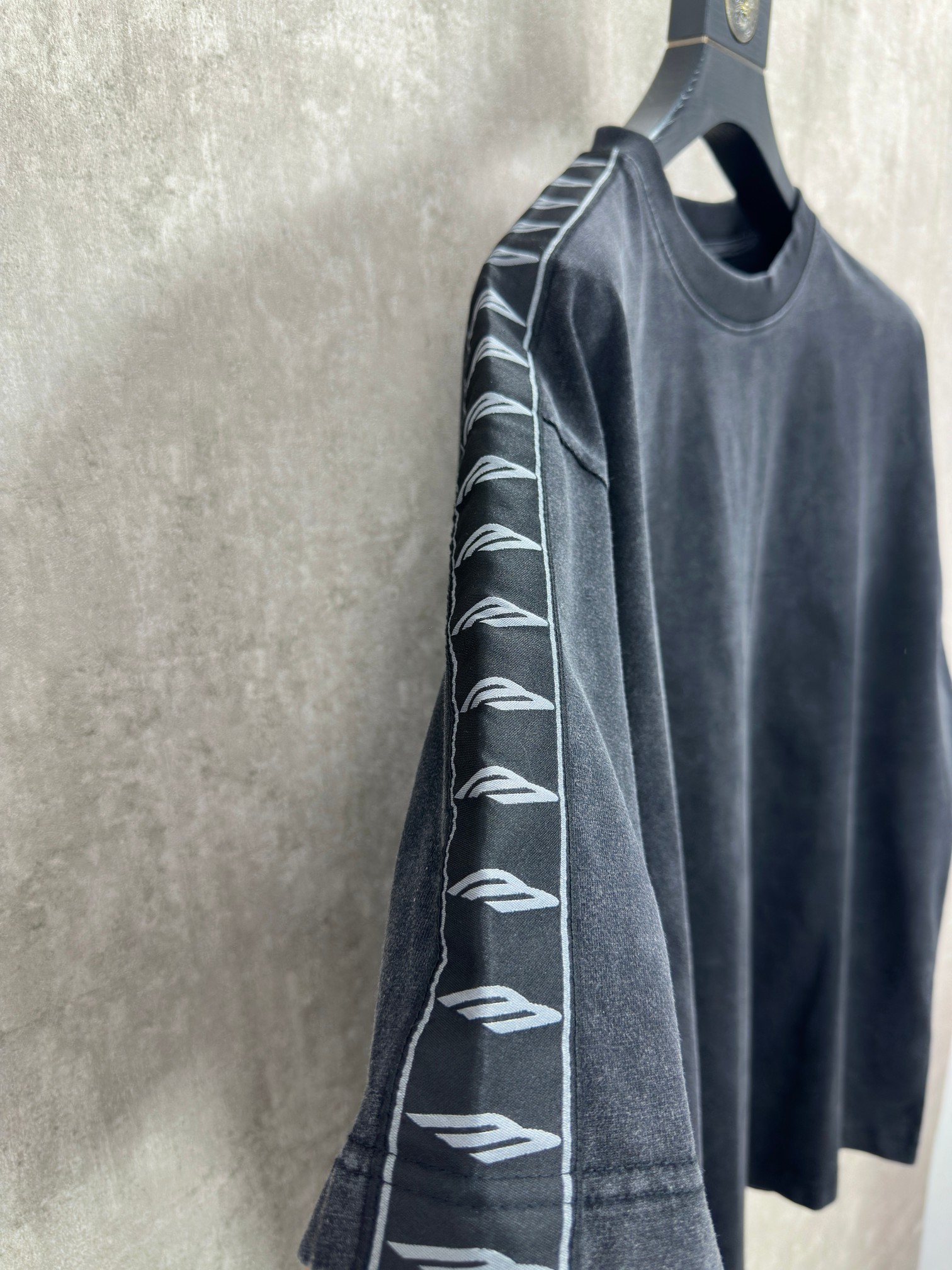 Balenciaga 款式：Balenciaga 巴黎世家 3M袖边织带圆领短袖T恤
