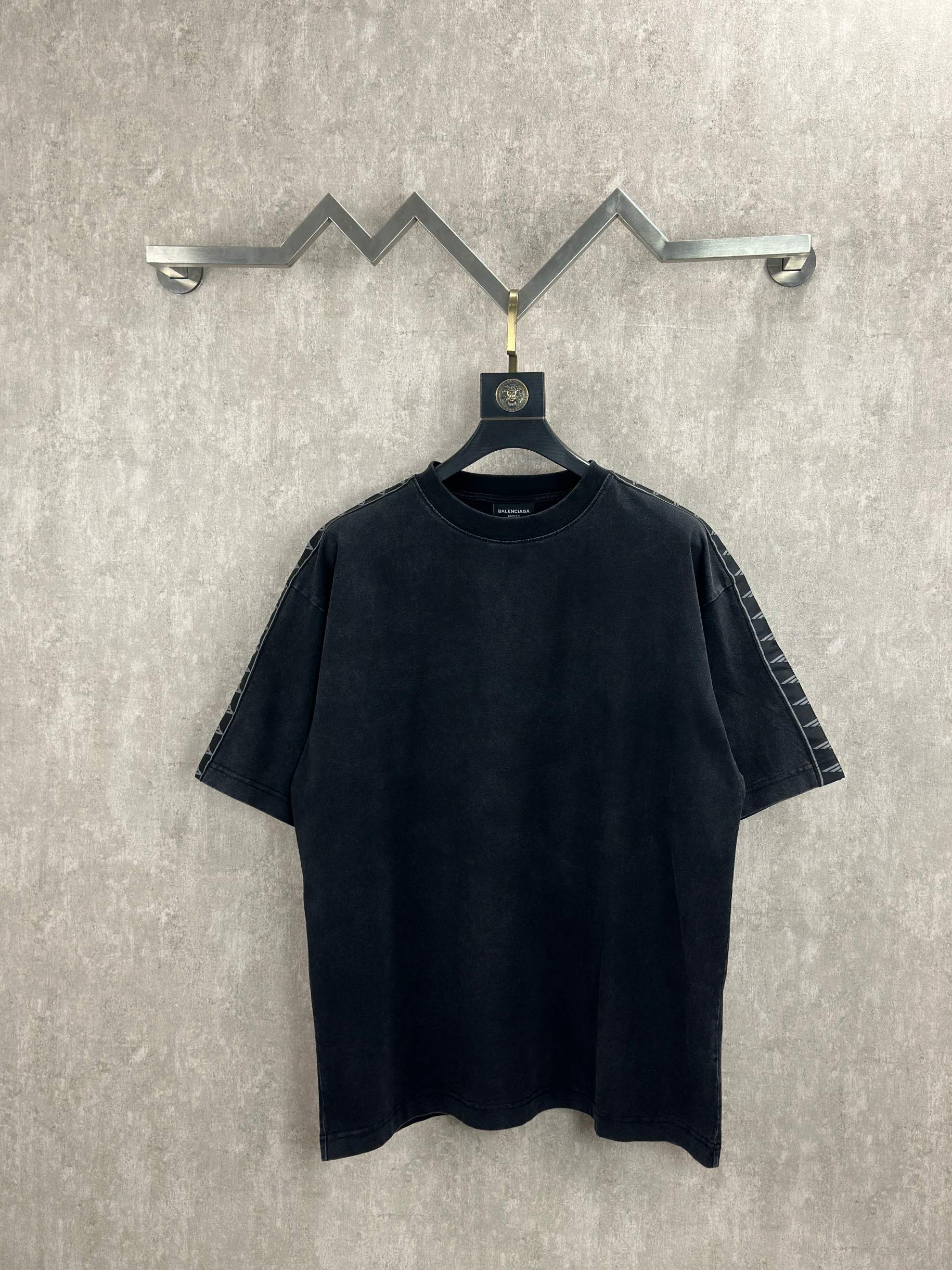 Balenciaga 款式：Balenciaga 巴黎世家 3M袖边织带圆领短袖T恤