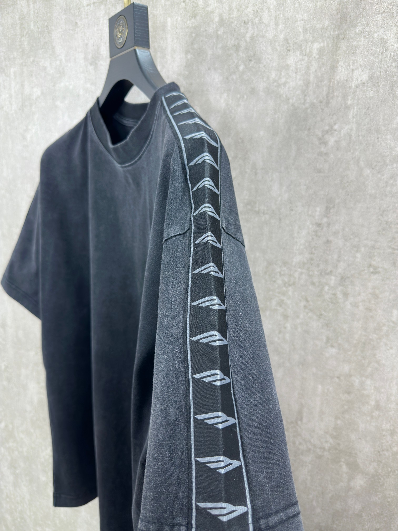 Balenciaga 款式：Balenciaga 巴黎世家 3M袖边织带圆领短袖T恤
