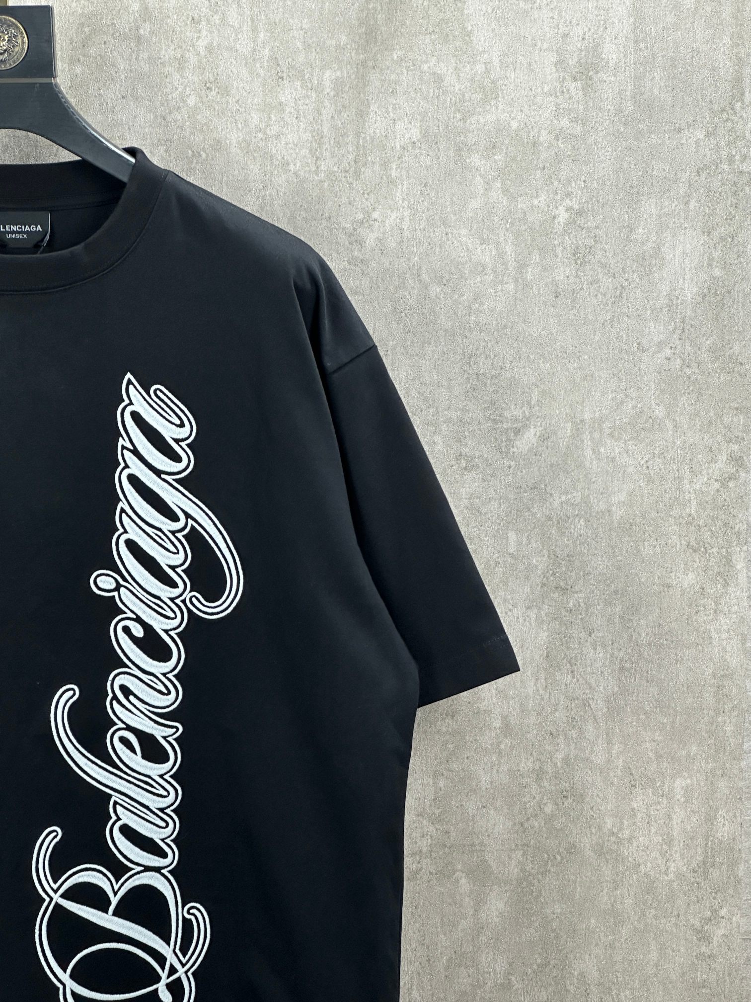 Balenciaga 款式：Balenciaga 巴黎世家 大字母刺绣圆领短袖T恤