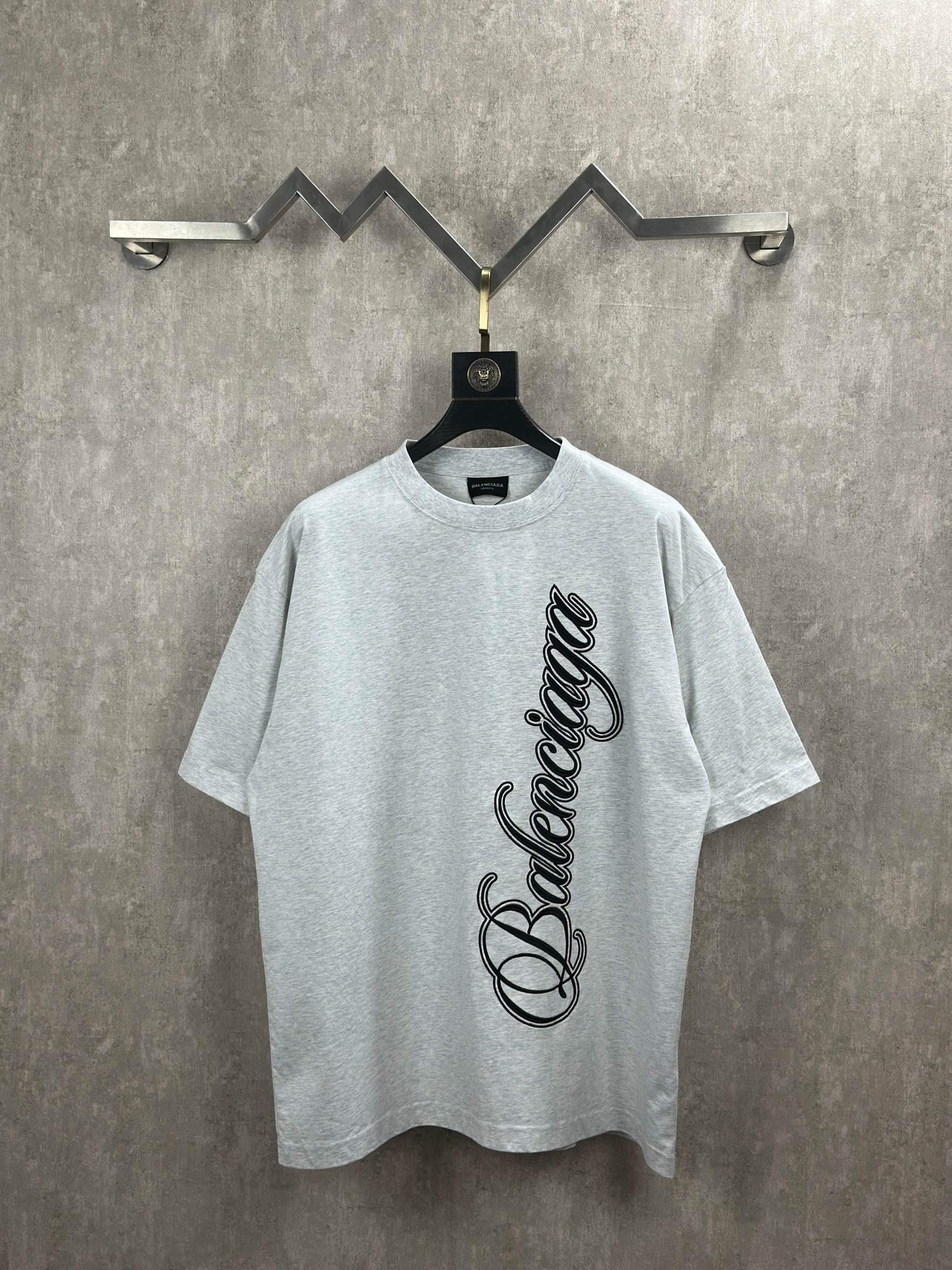 Balenciaga 款式：Balenciaga 巴黎世家 大字母刺绣圆领短袖T恤