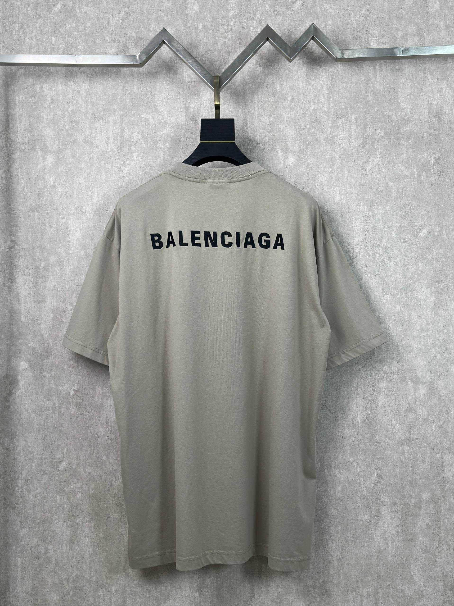Balenciaga 款式：Balenciaga 巴黎世家 字母刺绣图案圆领短袖T恤