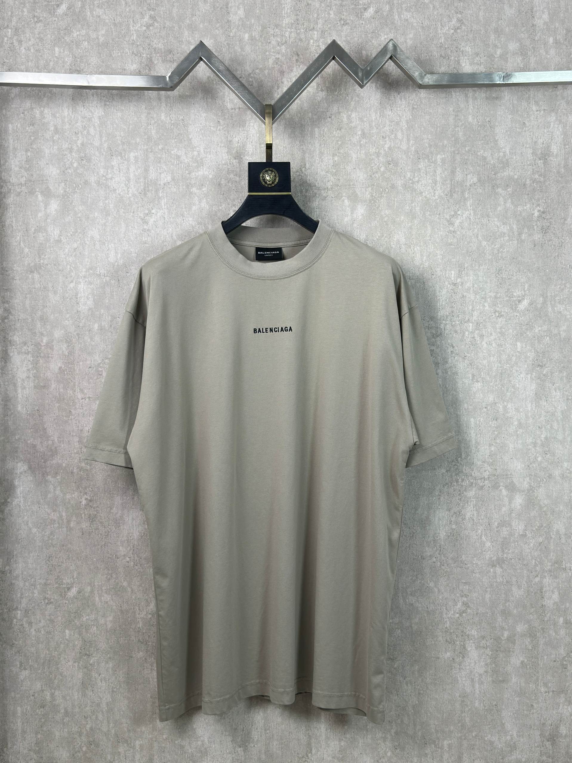 Balenciaga 款式：Balenciaga 巴黎世家 字母刺绣图案圆领短袖T恤
