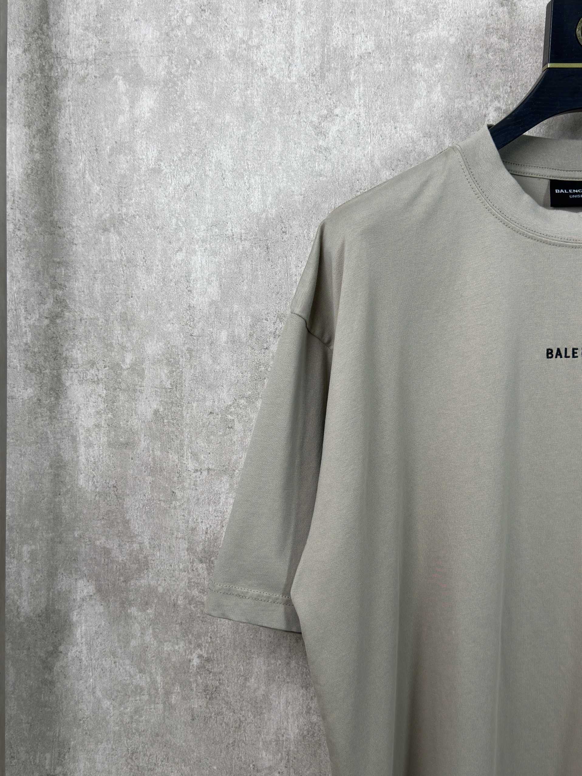 Balenciaga 款式：Balenciaga 巴黎世家 字母刺绣图案圆领短袖T恤