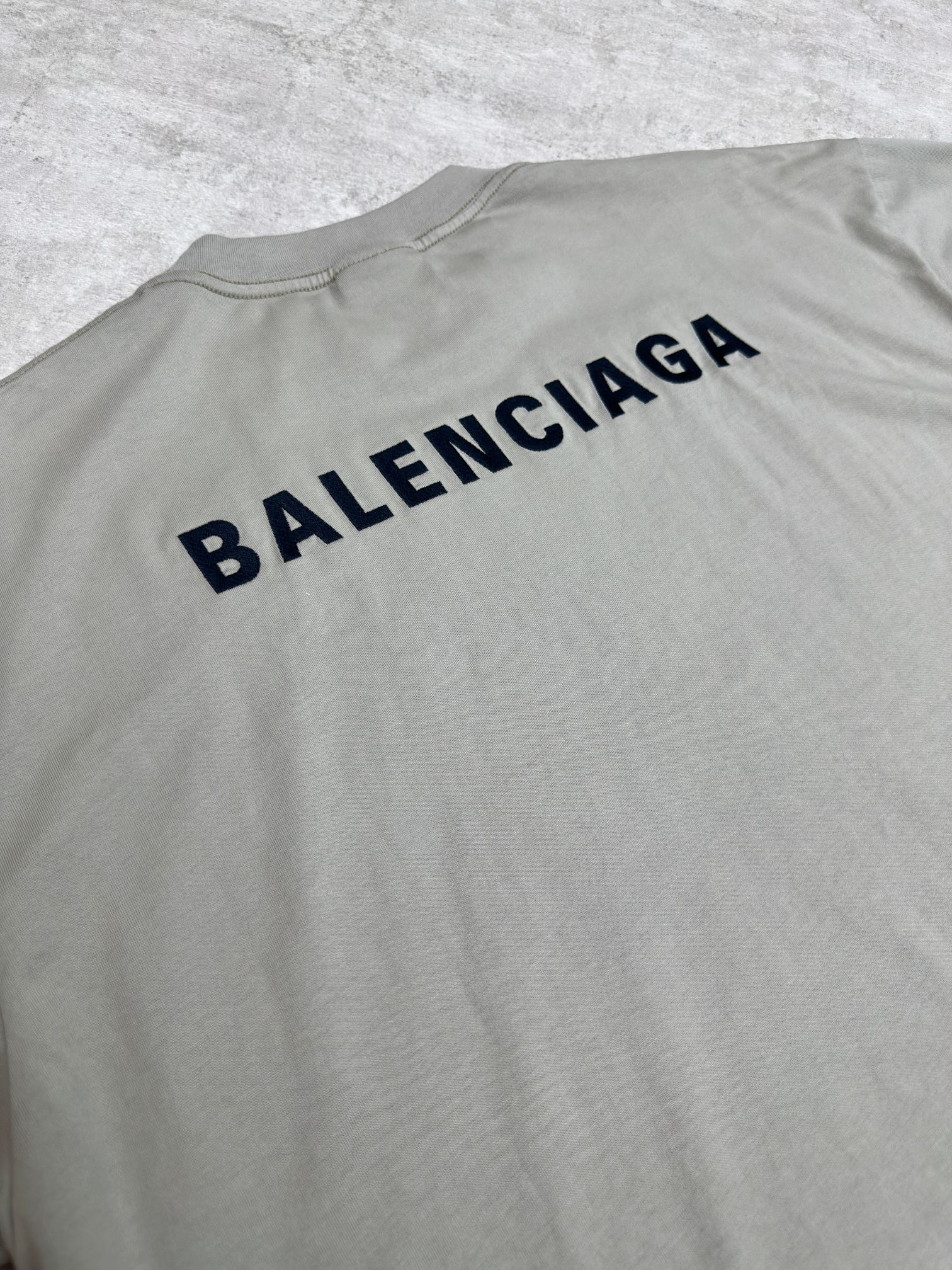 Balenciaga 款式：Balenciaga 巴黎世家 字母刺绣图案圆领短袖T恤