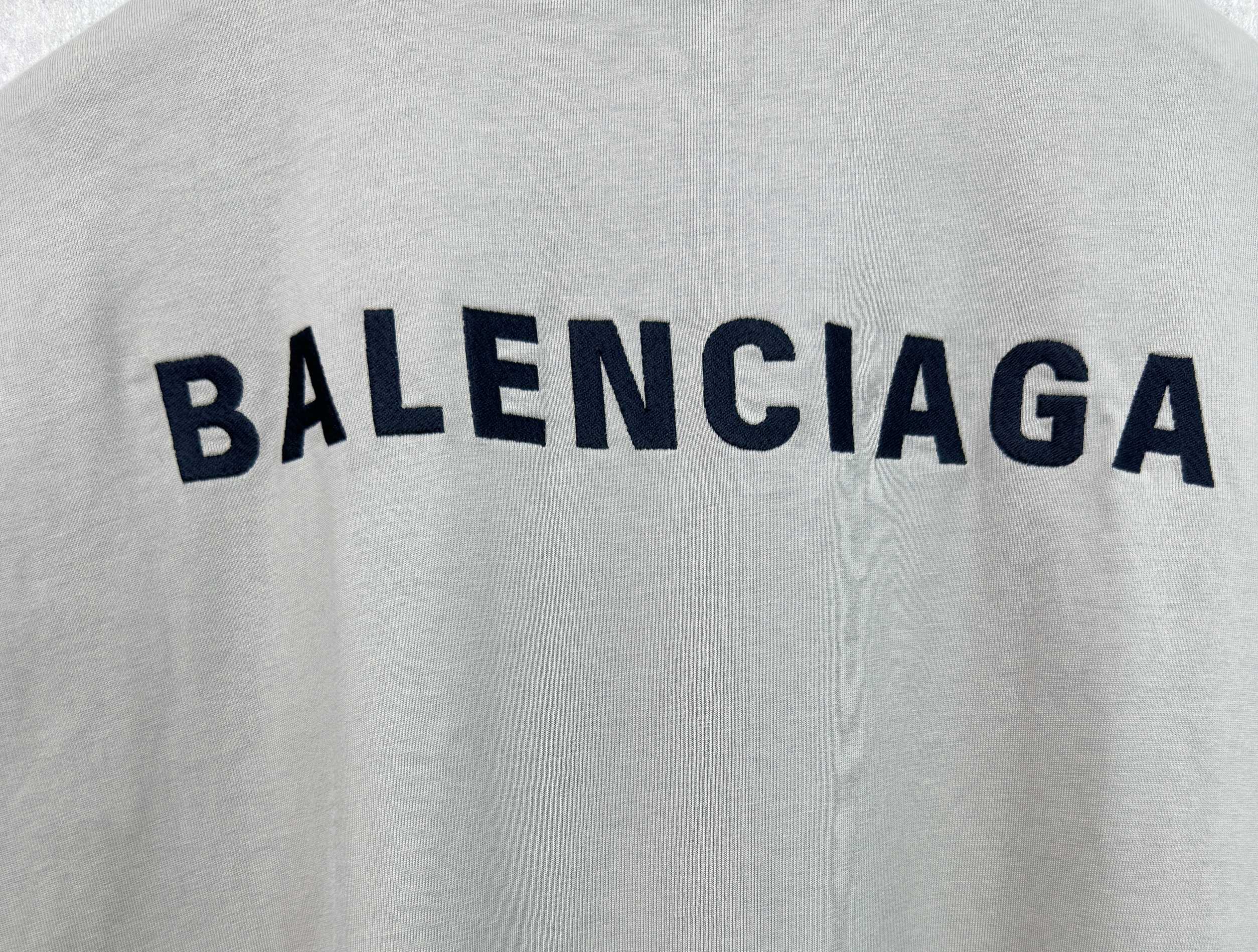 Balenciaga 款式：Balenciaga 巴黎世家 字母刺绣图案圆领短袖T恤