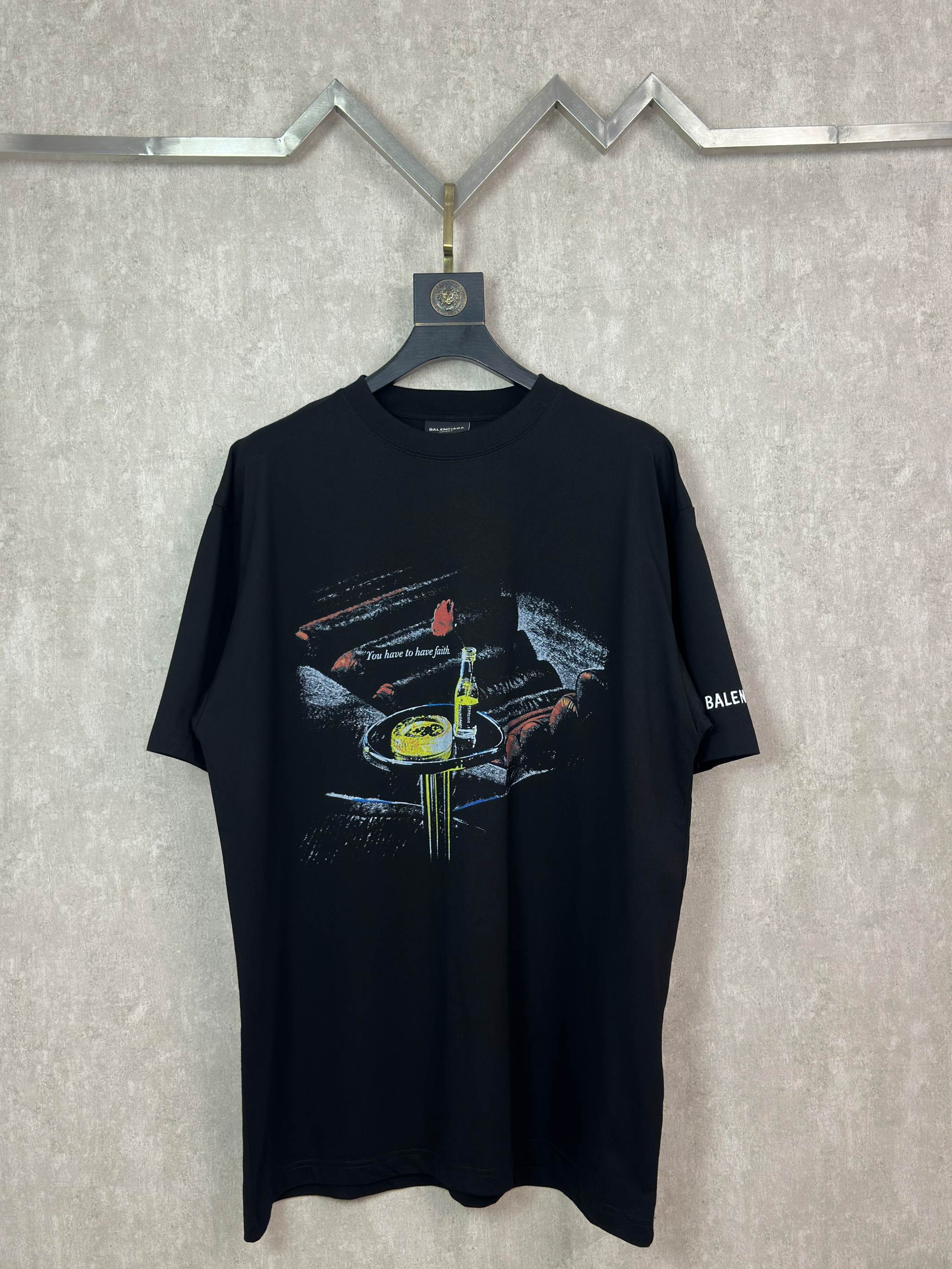 Balenciaga 款式:Balenciaga巴黎世家2026新款HBO联名白墨直喷 短袖T恤