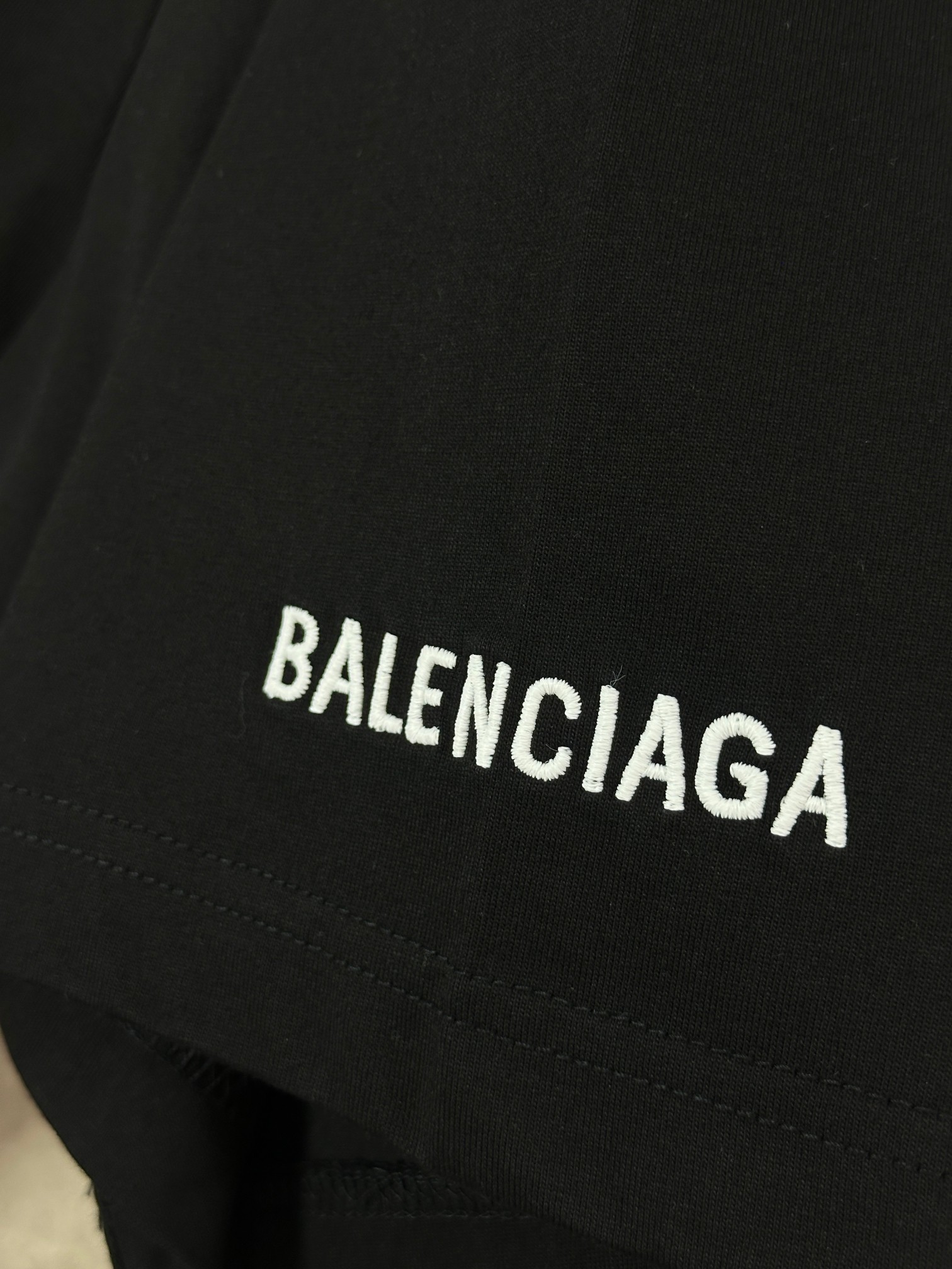 Balenciaga 款式:Balenciaga巴黎世家2026新款HBO联名白墨直喷 短袖T恤