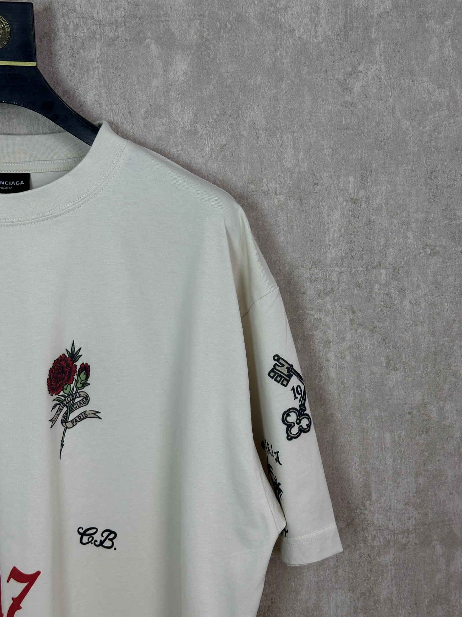 Balenciaga 款式:Balenciaga巴黎世家2026新款Tattoo系列1917白墨直喷图案 短袖T恤