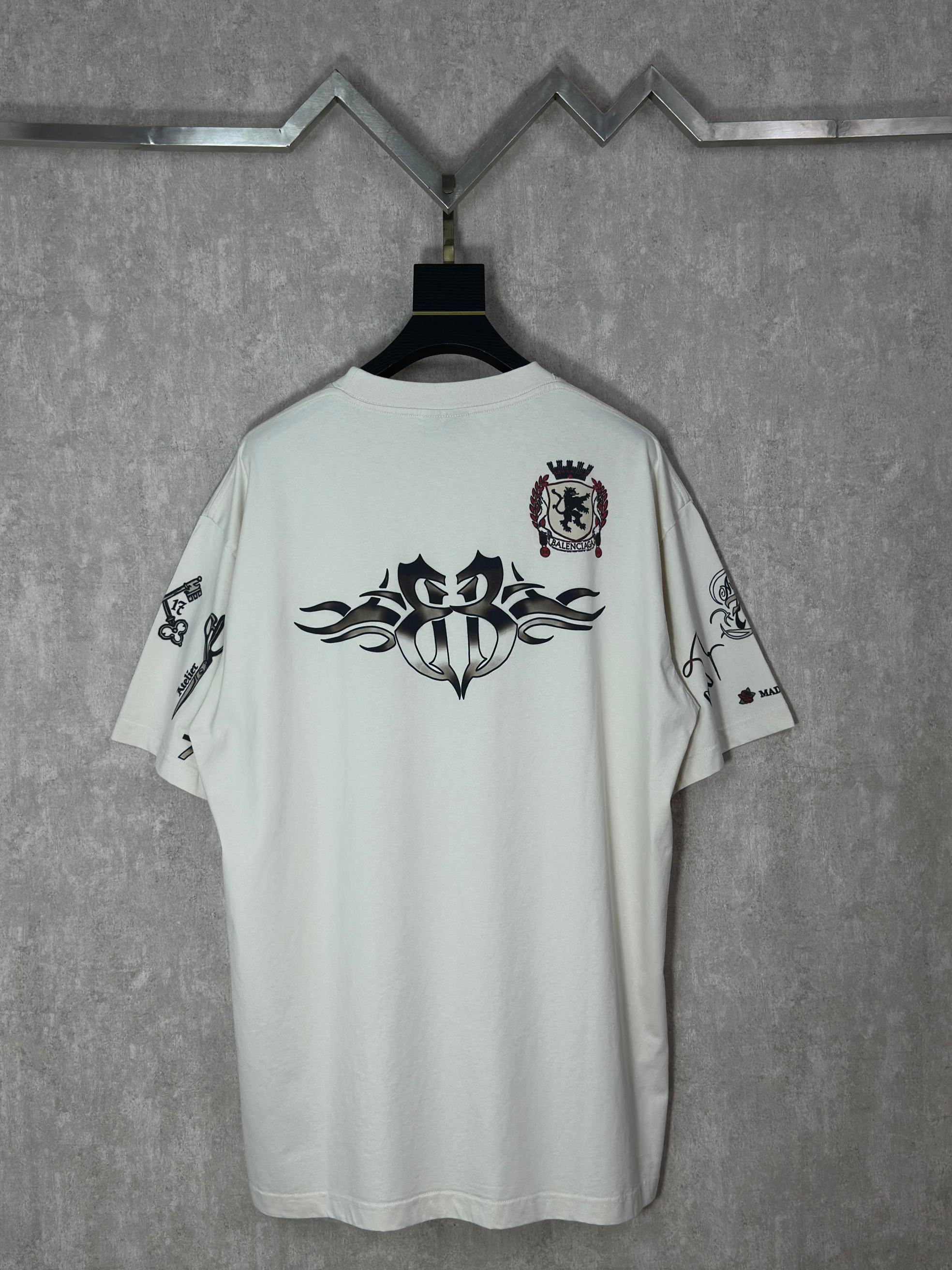 Balenciaga 款式:Balenciaga巴黎世家2026新款Tattoo系列1917白墨直喷图案 短袖T恤