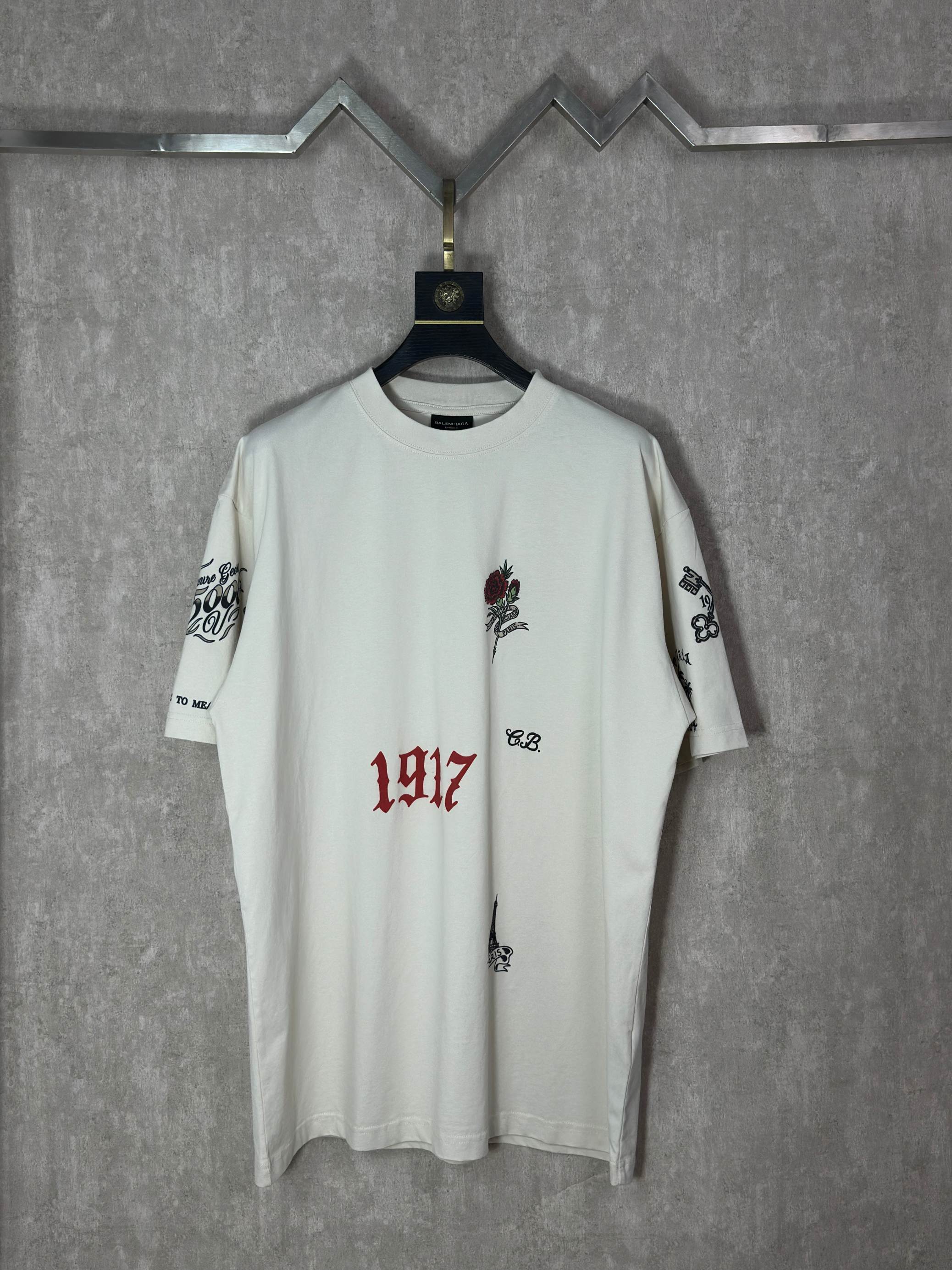 Balenciaga 款式:Balenciaga巴黎世家2026新款Tattoo系列1917白墨直喷图案 短袖T恤