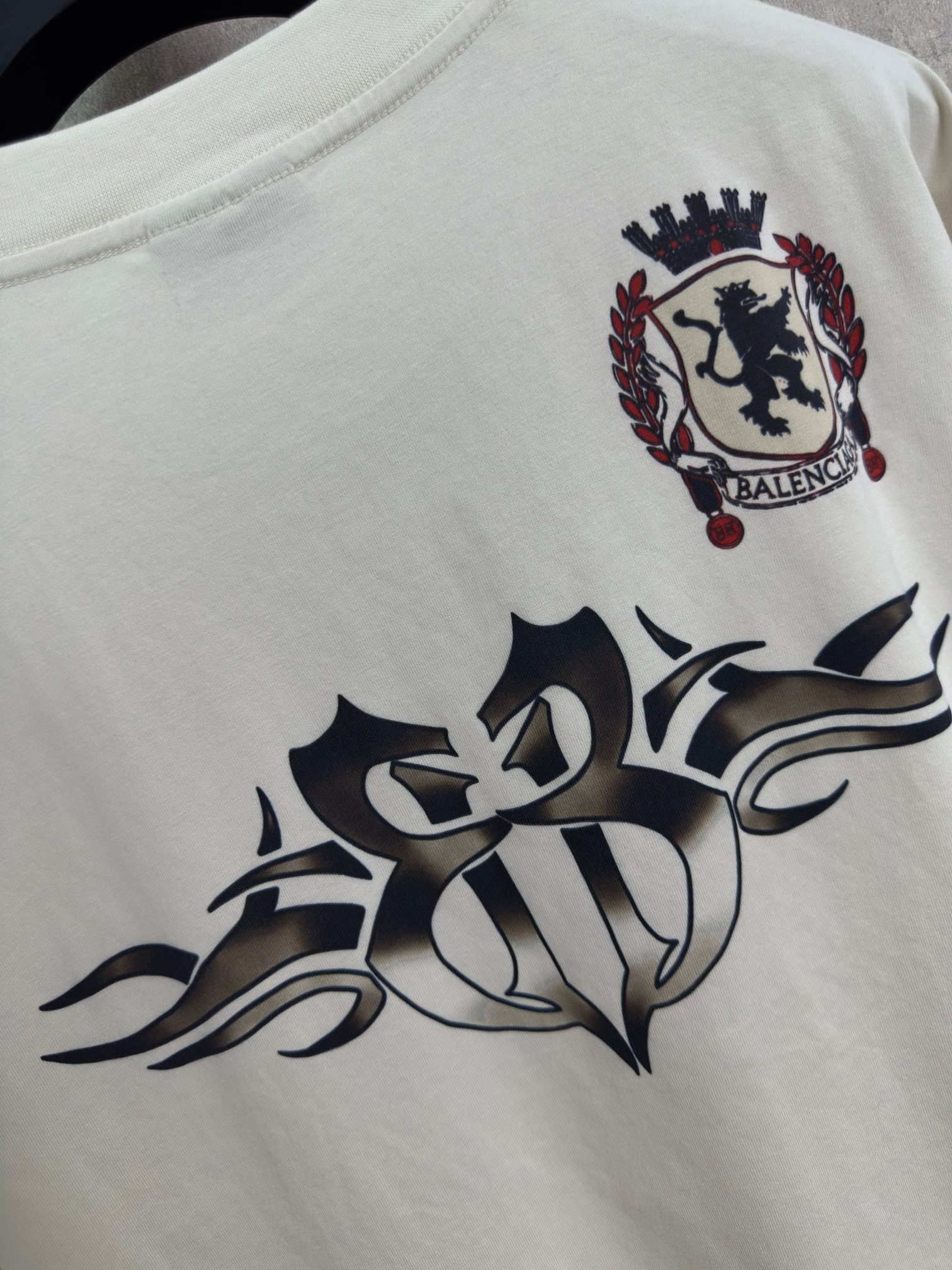 Balenciaga 款式:Balenciaga巴黎世家2026新款Tattoo系列1917白墨直喷图案 短袖T恤