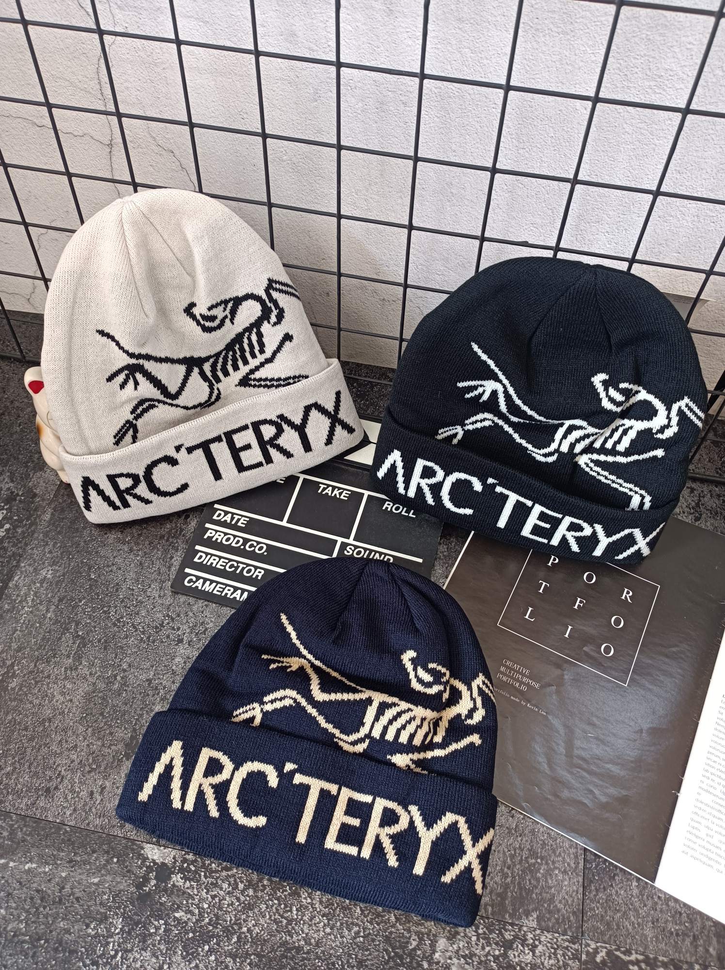 💰55 ARC'TERYX始祖鸟 王一博同款 毛线帽/冷帽
颜色:黑色/藏青/灰色   面料:高密度加厚针织
外贸尾单 官网售价525+ 
双层面料加厚款 零下20度都不怕
翻边设计 厚实有质感 舒适透气
弹力极佳 男女通用 低调 奢华 百搭
冬季出门必备品 户外徒步旅行等首选
