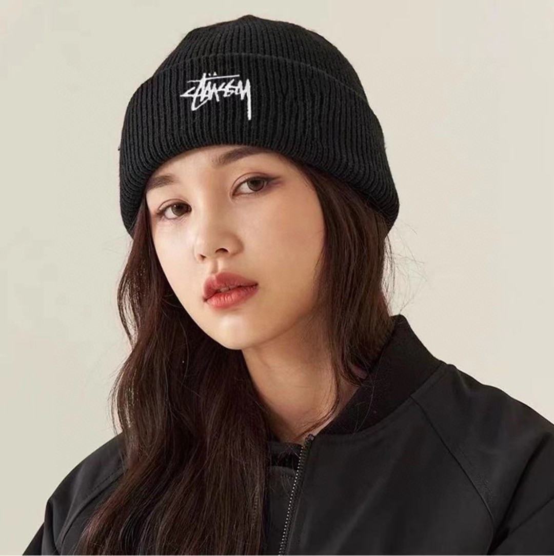 💰50
 斯图西/stussy 刺绣大标 5色 冷帽/毛线帽
颜色:黑色/白色/蓝色/卡其/紫色
秋冬款 男女情侣款 各路明星网红同款 
帽身正前方大标logo 辨识度极高
采用高密度针织面料 保暖舒适透气
潮流百搭 时尚运动 海外版新款