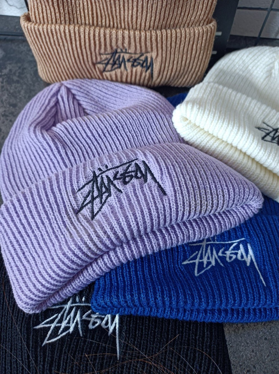 💰50
 斯图西/stussy 刺绣大标 5色 冷帽/毛线帽
颜色:黑色/白色/蓝色/卡其/紫色
秋冬款 男女情侣款 各路明星网红同款 
帽身正前方大标logo 辨识度极高
采用高密度针织面料 保暖舒适透气
潮流百搭 时尚运动 海外版新款