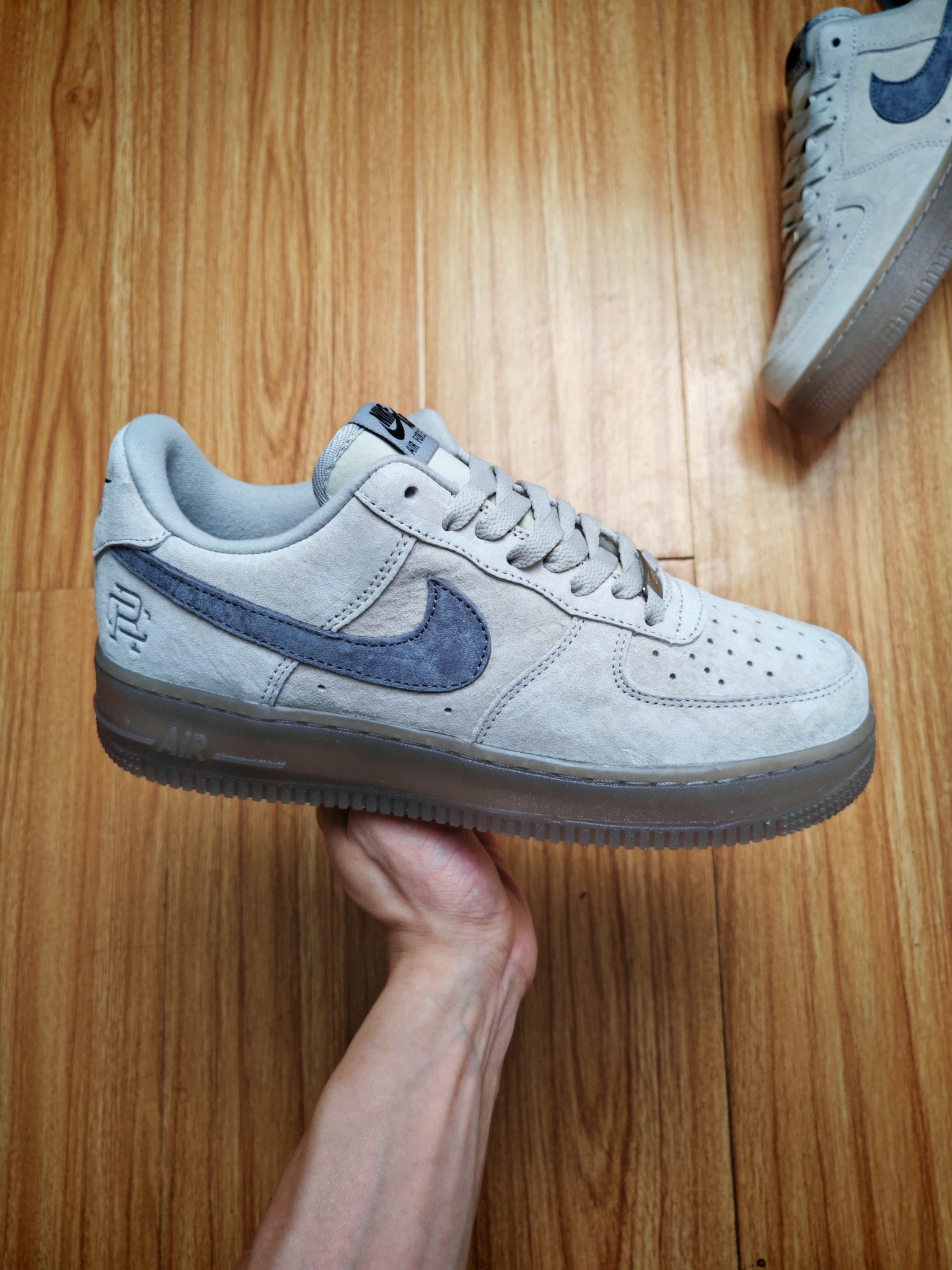 福利特惠
💰99 合作私
Nike Air Force 1 '07 Low 
 原楦头原纸板 打造纯正空军版型 #专注外贸渠道 全掌内置蜂窝气垫 #原盒配件 原厂中底钢印、拉帮完美 官方同步上架
Size 36 36.5 37.5 38 38.5 39 40 40.5 41 42 42.5 43 44 44.5 45