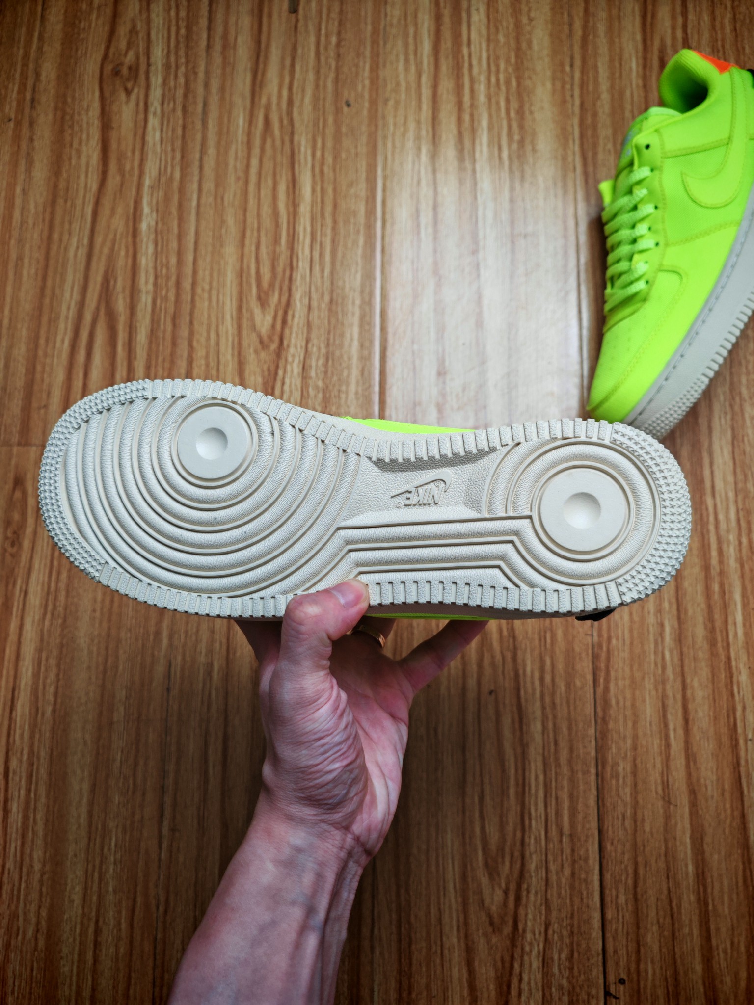 福利特惠
💰99 合作私
Nike Air Force 1 '07 Low 
 原楦头原纸板 打造纯正空军版型 #专注外贸渠道 全掌内置蜂窝气垫 #原盒配件 原厂中底钢印、拉帮完美 官方同步上架
Size 36 36.5 37.5 38 38.5 39 40 40.5 41 42 42.5 43 44 44.5 45