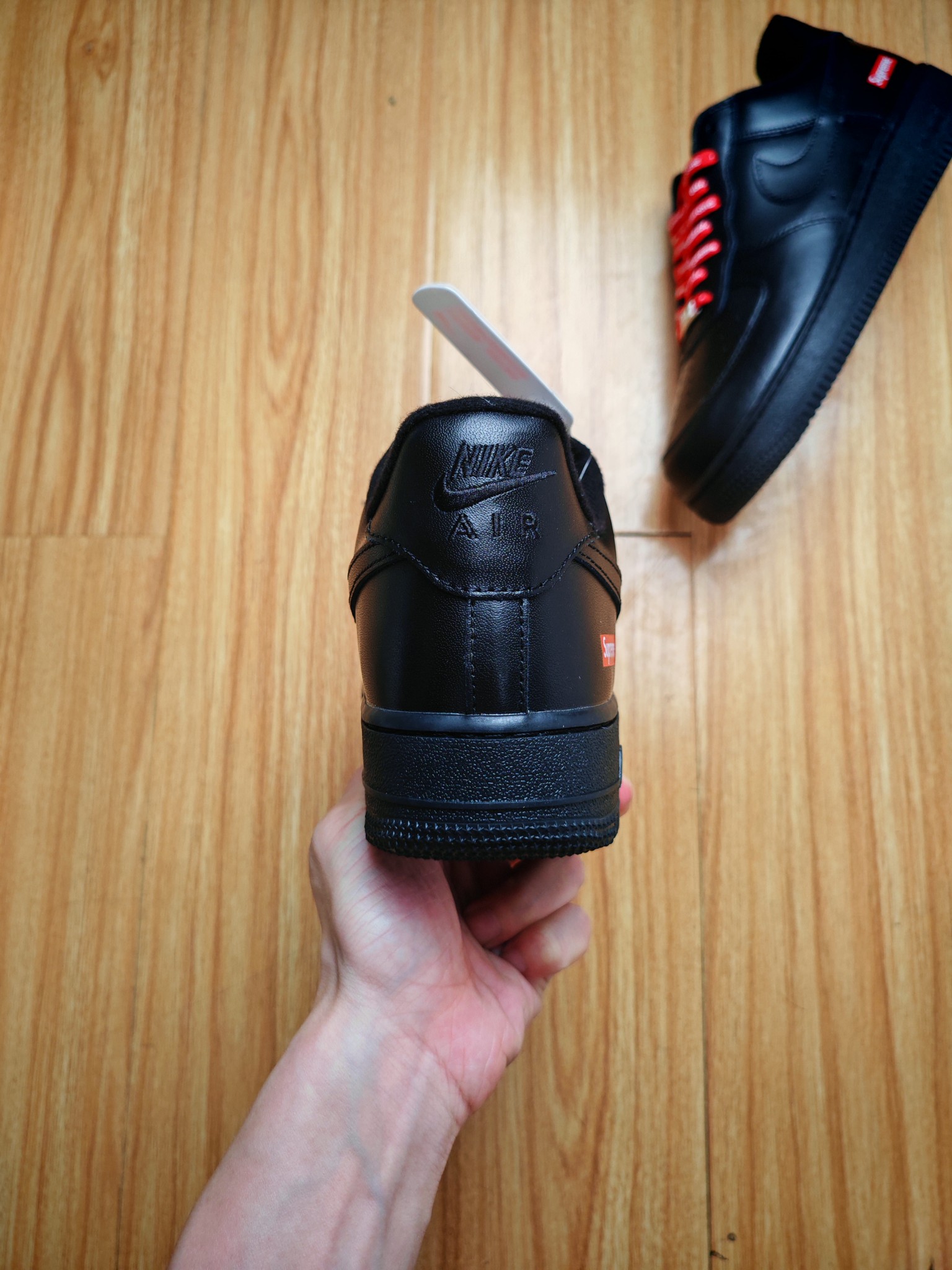 福利特惠
💰99 合作私
Nike Air Force 1 '07 Low 
 原楦头原纸板 打造纯正空军版型 #专注外贸渠道 全掌内置蜂窝气垫 #原盒配件 原厂中底钢印、拉帮完美 官方同步上架
Size 36 36.5 37.5 38 38.5 39 40 40.5 41 42 42.5 43 44 44.5 45