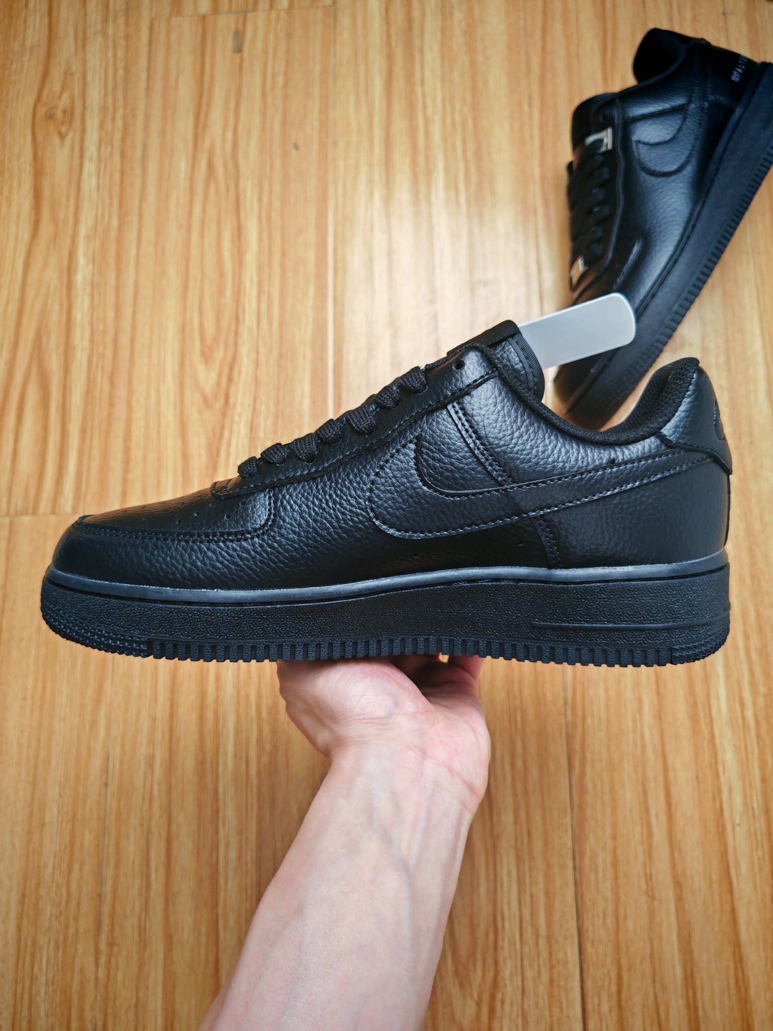 福利特惠
💰99 合作私
Nike Air Force 1 '07 Low 
 原楦头原纸板 打造纯正空军版型 #专注外贸渠道 全掌内置蜂窝气垫 #原盒配件 原厂中底钢印、拉帮完美 官方同步上架
Size 36 36.5 37.5 38 38.5 39 40 40.5 41 42 42.5 43 44 44.5 45