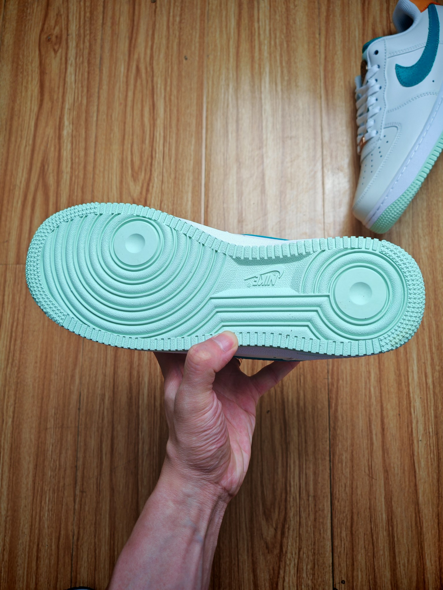 福利特惠
💰99 合作私
Nike Air Force 1 '07 Low 
 原楦头原纸板 打造纯正空军版型 #专注外贸渠道 全掌内置蜂窝气垫 #原盒配件 原厂中底钢印、拉帮完美 官方同步上架
Size 36 36.5 37.5 38 38.5 39 40 40.5 41 42 42.5 43 44 44.5 45
