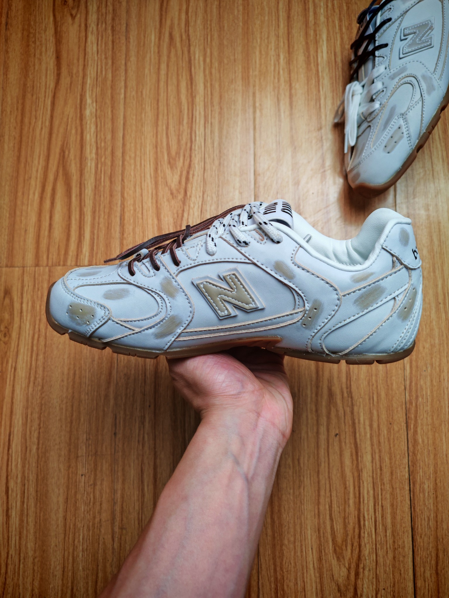 福利特惠
💰120 合作私
Miumiu x New Balance NB530 新百伦缪缪联名款复古运动鞋  
全套原楦原纸板原厂数据开发 原厂三文治网纱 原装进口羊皮加羊反绒正确绒感卡色 正确中底拉帮中底纸板满印细节 冲裁组合 匠心打造 耗时两个月开发完成 工艺极其复杂难度可想而知 正确私模大底 跑量专用
Size 35.5 36 36.5 37 37.5 38 38.5 39 39.5 40 40.5 41.5 42 42.5 43