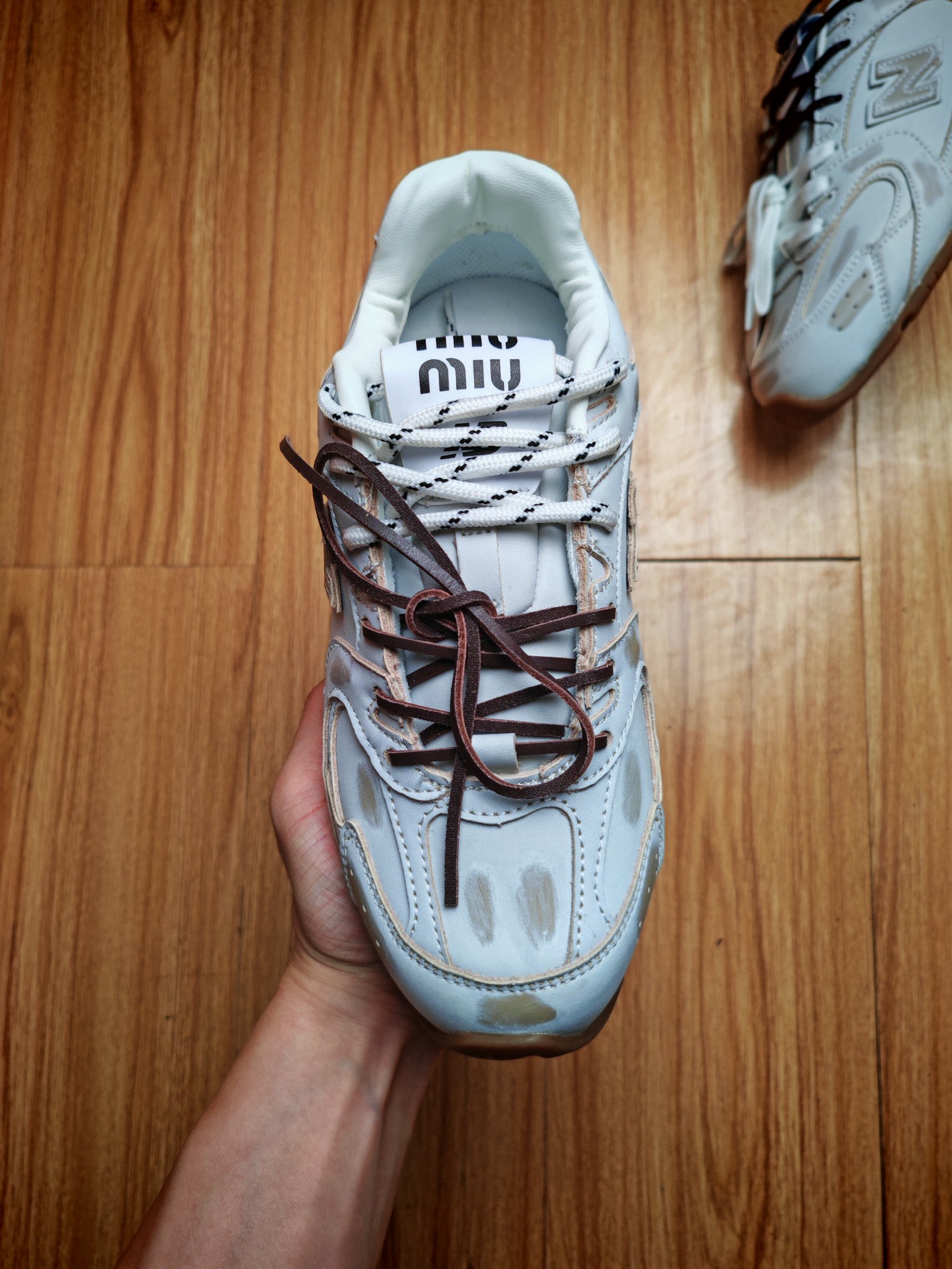 福利特惠
💰120 合作私
Miumiu x New Balance NB530 新百伦缪缪联名款复古运动鞋  
全套原楦原纸板原厂数据开发 原厂三文治网纱 原装进口羊皮加羊反绒正确绒感卡色 正确中底拉帮中底纸板满印细节 冲裁组合 匠心打造 耗时两个月开发完成 工艺极其复杂难度可想而知 正确私模大底 跑量专用
Size 35.5 36 36.5 37 37.5 38 38.5 39 39.5 40 40.5 41.5 42 42.5 43