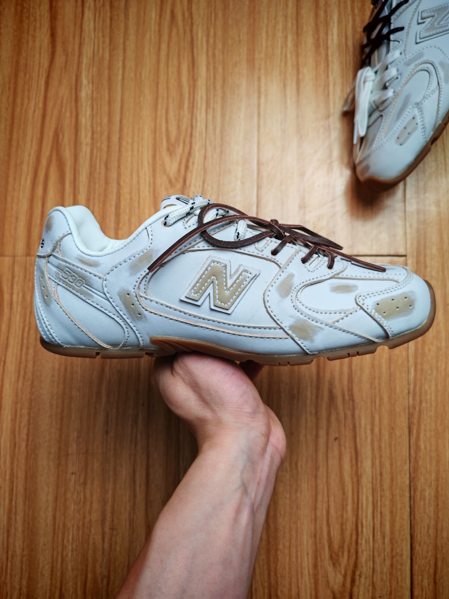 福利特惠
💰120 合作私
Miumiu x New Balance NB530 新百伦缪缪联名款复古运动鞋  
全套原楦原纸板原厂数据开发 原厂三文治网纱 原装进口羊皮加羊反绒正确绒感卡色 正确中底拉帮中底纸板满印细节 冲裁组合 匠心打造 耗时两个月开发完成 工艺极其复杂难度可想而知 正确私模大底 跑量专用
Size 35.5 36 36.5 37 37.5 38 38.5 39 39.5 40 40.5 41.5 42 42.5 43