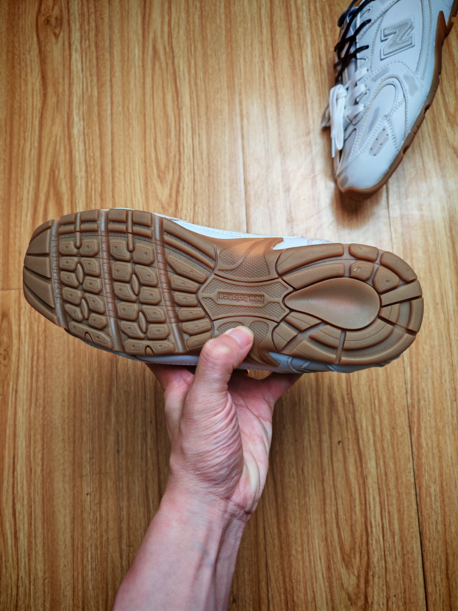 福利特惠
💰120 合作私
Miumiu x New Balance NB530 新百伦缪缪联名款复古运动鞋  
全套原楦原纸板原厂数据开发 原厂三文治网纱 原装进口羊皮加羊反绒正确绒感卡色 正确中底拉帮中底纸板满印细节 冲裁组合 匠心打造 耗时两个月开发完成 工艺极其复杂难度可想而知 正确私模大底 跑量专用
Size 35.5 36 36.5 37 37.5 38 38.5 39 39.5 40 40.5 41.5 42 42.5 43