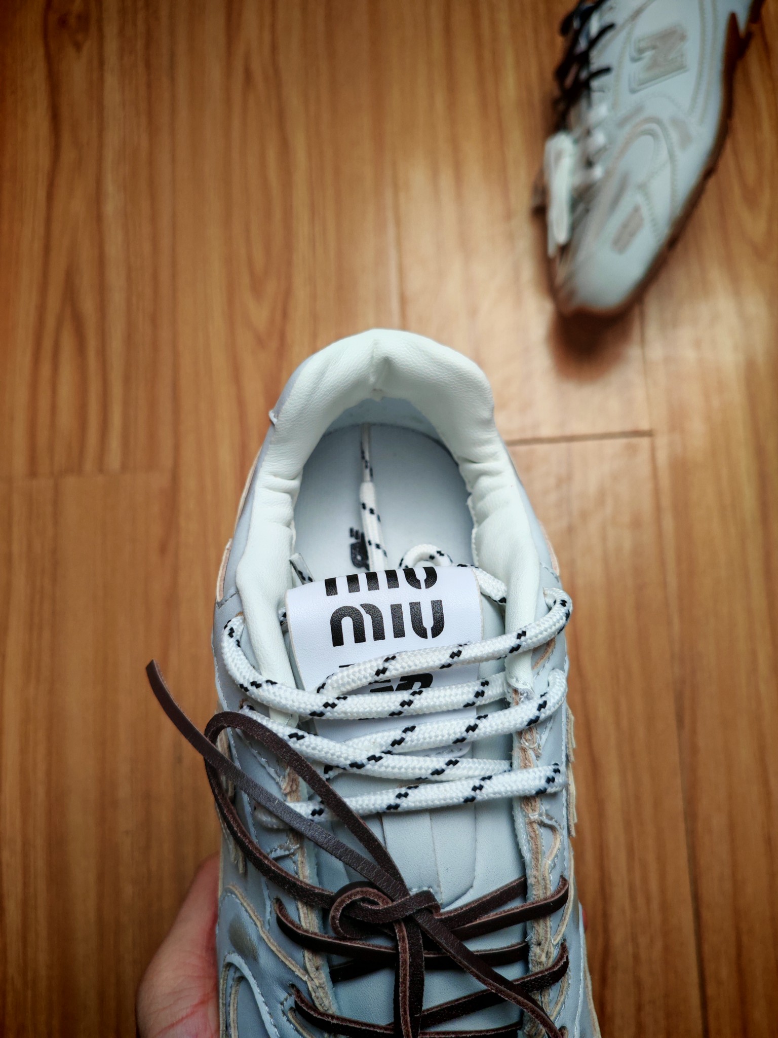 福利特惠
💰120 合作私
Miumiu x New Balance NB530 新百伦缪缪联名款复古运动鞋  
全套原楦原纸板原厂数据开发 原厂三文治网纱 原装进口羊皮加羊反绒正确绒感卡色 正确中底拉帮中底纸板满印细节 冲裁组合 匠心打造 耗时两个月开发完成 工艺极其复杂难度可想而知 正确私模大底 跑量专用
Size 35.5 36 36.5 37 37.5 38 38.5 39 39.5 40 40.5 41.5 42 42.5 43