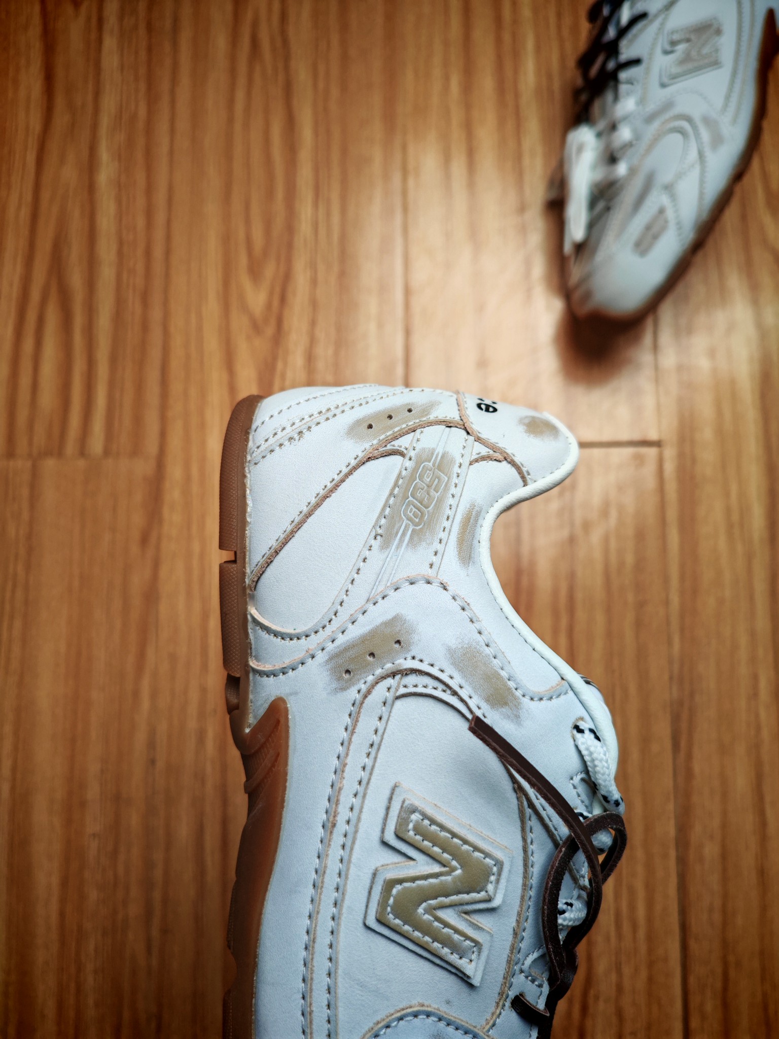 福利特惠
💰120 合作私
Miumiu x New Balance NB530 新百伦缪缪联名款复古运动鞋  
全套原楦原纸板原厂数据开发 原厂三文治网纱 原装进口羊皮加羊反绒正确绒感卡色 正确中底拉帮中底纸板满印细节 冲裁组合 匠心打造 耗时两个月开发完成 工艺极其复杂难度可想而知 正确私模大底 跑量专用
Size 35.5 36 36.5 37 37.5 38 38.5 39 39.5 40 40.5 41.5 42 42.5 43