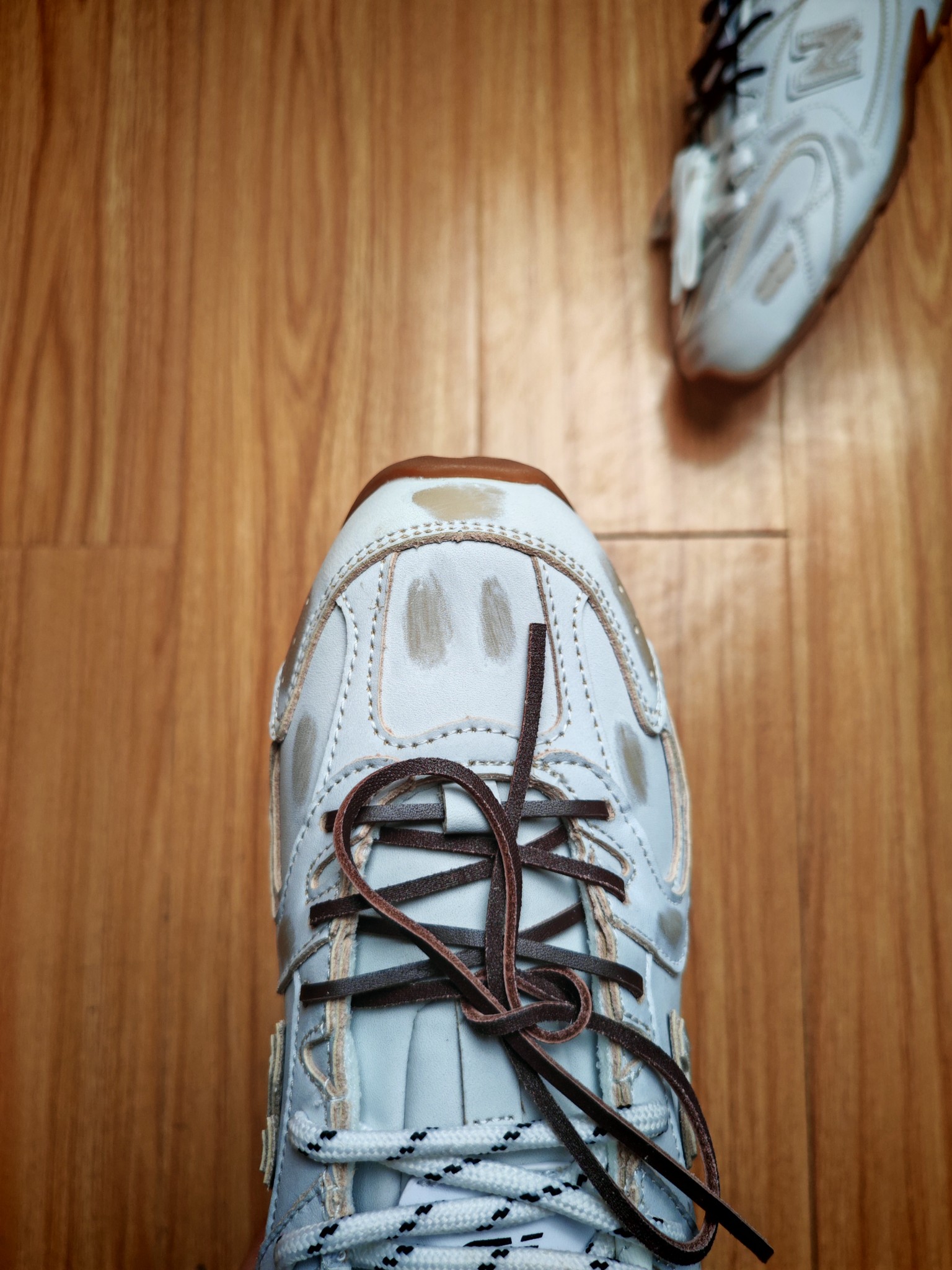 福利特惠
💰120 合作私
Miumiu x New Balance NB530 新百伦缪缪联名款复古运动鞋  
全套原楦原纸板原厂数据开发 原厂三文治网纱 原装进口羊皮加羊反绒正确绒感卡色 正确中底拉帮中底纸板满印细节 冲裁组合 匠心打造 耗时两个月开发完成 工艺极其复杂难度可想而知 正确私模大底 跑量专用
Size 35.5 36 36.5 37 37.5 38 38.5 39 39.5 40 40.5 41.5 42 42.5 43