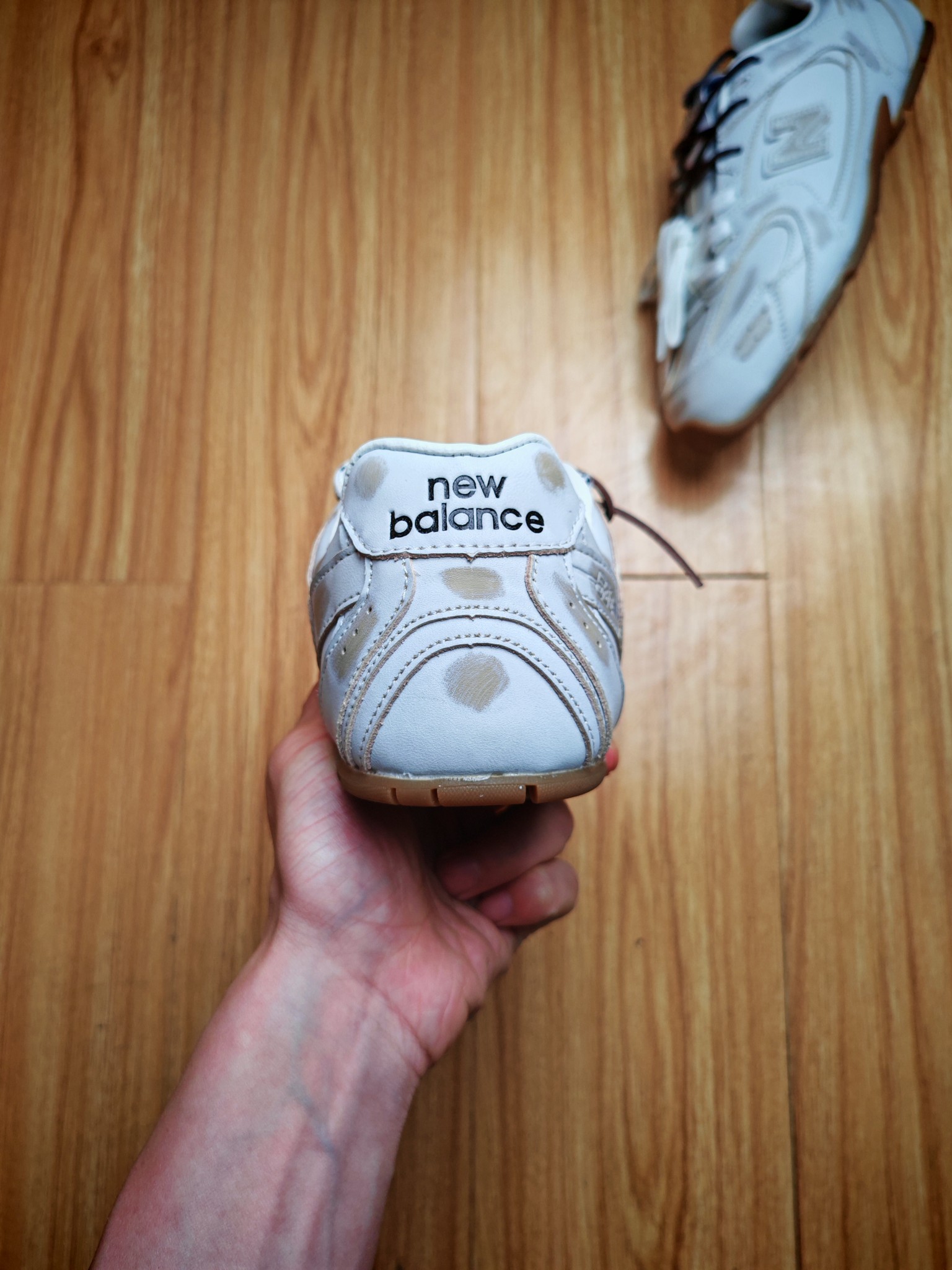 福利特惠
💰120 合作私
Miumiu x New Balance NB530 新百伦缪缪联名款复古运动鞋  
全套原楦原纸板原厂数据开发 原厂三文治网纱 原装进口羊皮加羊反绒正确绒感卡色 正确中底拉帮中底纸板满印细节 冲裁组合 匠心打造 耗时两个月开发完成 工艺极其复杂难度可想而知 正确私模大底 跑量专用
Size 35.5 36 36.5 37 37.5 38 38.5 39 39.5 40 40.5 41.5 42 42.5 43