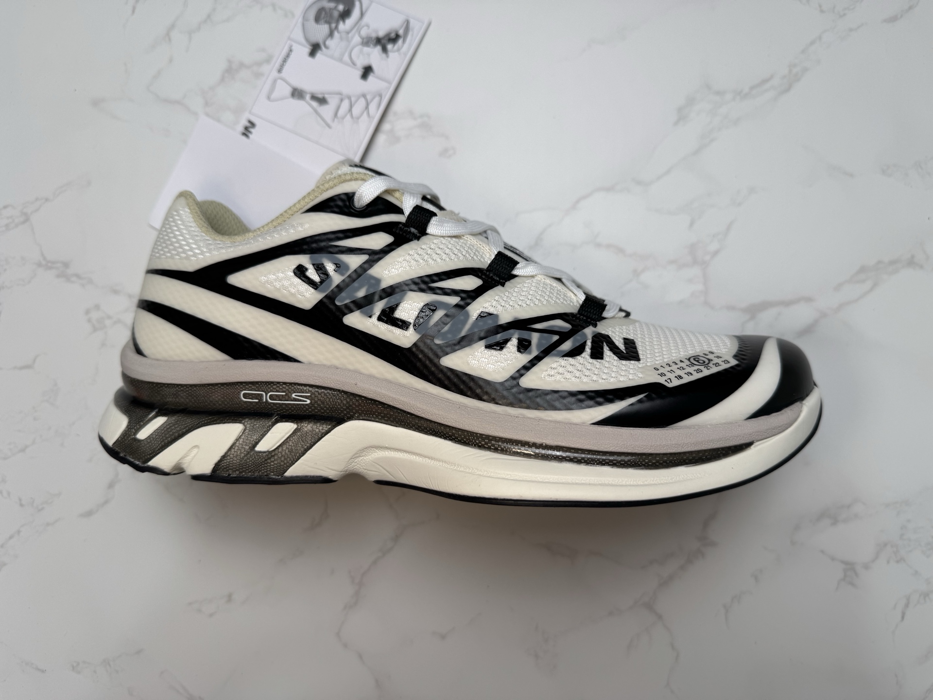 💰300 合作私
MM6马吉拉 x Salomon 萨洛蒙Spectur 2系列 
萨洛蒙复古潮流户外机能登山跑鞋 
Margiela 与 SALOMON 合作的2025春夏系列鞋款，
以公路跑鞋Spectur 2为基础
鞋面采用大孔网眼材质搭配同色系压胶与裁片
鞋侧有双方品牌标识 
材质涵盖聚酯纤维 聚氨酯 橡胶等
它搭载全长碳纤维板 Energy Blade 与 Energy Foam缓震系统
后掌加厚加宽 兼具推进力 缓震回弹与稳定性
Size 36 36.5 37.5 38 38.5 39 40 40.5 41 42 42.5 43 44 44.5 45 46 47