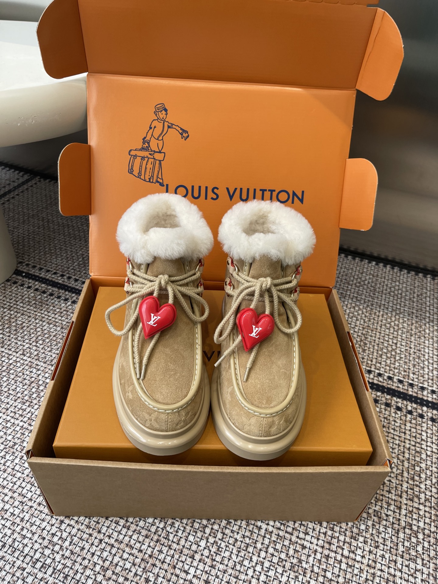 NO:649775,Louis Vuitton Louis Vuitton 25 new ski series snow boots (Accessories 60) Made of suede cow leather with a velvet texture, paired with a soft and warm shearling lining. The letter stitching on the upper and the inscribed buckle of the adjustable laces enrich the brand details. The lightweight micro outsole completes the trendy style. The fabric is made of original imported first-layer cowhide, the lining is wool, and the original open-molded outsole  Size 35-39 (40.41 custom-made, non-returnable), snow boots, louis vuitton, louis vuitton, boots, cowhide19860909Louis Vuitton 路易威登 25新品滑雪系列 雪地靴（配饰60） 以绒面牛皮革呈现丝绒质感 搭配柔暖羊毛皮内衬 鞋面的 字母缝线和可调节鞋带的铭纹搭扣共同丰富品牌细节 轻盈微型外底完善潮流格调 面料采用原版进口头层牛皮 内里垫脚羊毛 原版开模大底 码数35-39（40.41定做不退换）,雪地靴,louis vuitton,louis vuitton,boots,cowhide,Women's Shoes