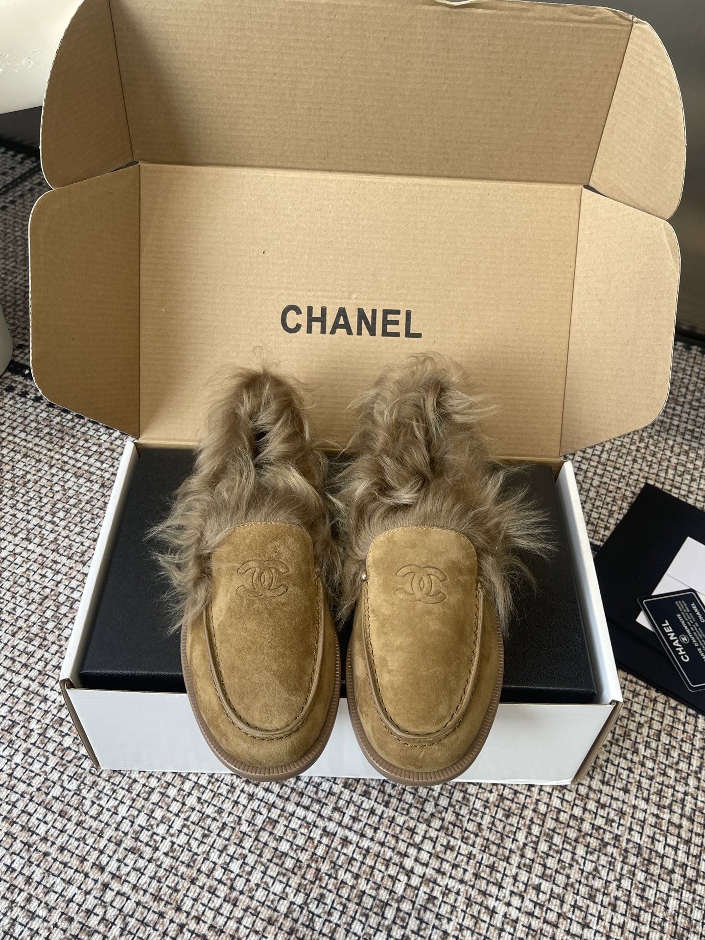 NO:668248,Chanel Chanel 25ss winter new furry slip-on loafers. Super popular loafers. Cute style with a bit of retro flavor. Special shape. Very recognizable. Style design. Long legs. Very comfortable to wear. Good appearance. Comfortable. Warm. This shoe is the main product of Xiaoxiangjia's winter series. Minimalist style. Original imported calfskin/imported Yangjing fabric. High-end imported Tuscan wool/sheepskin foot pads on the inside. Original open molded outsole.  Size 35-40 (40 is custom-made and non-refundable), loafers, chanel, chanel, chanel, loafers, cowhide, sheepskin, sheep19860909Chanel 香奈儿25ss冬季新款毛毛鞋一脚蹬乐福鞋 超级流行的乐福鞋 可爱的造型带了点复古味 造型特殊 很有辨识度 款式设计 显腿长 穿上也很舒服 高颜值 舒适 保暖 这款鞋是小香家今年冬季系列的主打 极简的风格 面料原版进口小牛皮/进口羊京 内里高端进口托斯卡纳毛/羊皮垫脚 大底原版开模大底 码数35-40（40定做不退换）,乐福鞋毛毛鞋,chanel,chanel,chanel,loafers,cowhide,sheepskin,sheep,Women's Shoes
