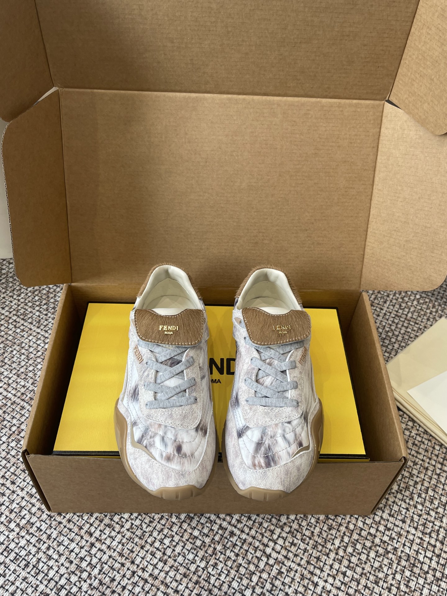 NO:668245,Fendi Fendi 25ss new autumn and winter Wave Pulse casual shoes, sports shoes, high-tech fabric, ink-splashing design, like stepping on an art canvas, retro and high-end elastic shoelace design is super considerate, and the upper foot wraps up perfectly. Rubber soles, you will not be tired after walking all day long. Comfortable, convenient and fashionable, it can satisfy your three wishes at once. The upper is made of original imported cowhide/cloth. The inner lining is sheepskin. The original customized Tpu combination outsole.  Size 35-40 (40.41 customized, non-returnable), casual shoes/sports shoes, fendi, fendi, sneakers, cowhide, sheepskin19860909Fendi 芬迪 25ss秋冬新款 Wave Pulse 休闲鞋 运动鞋 高科技布料 泼墨设计 像把艺术画布踩脚下 复古又高级弹力鞋带设计超贴心 上脚包裹感绝 橡胶鞋底 暴走一天都不累 舒适 方便 时尚一次性满足你三个愿望 鞋面采用原版进口牛皮/布 内里垫脚羊皮 原版定制Tpu组合大底 码数35-40（40.41定做不退换）,休闲鞋/运动鞋,fendi,fendi,sneakers,cowhide,sheepskin,Women's Shoes