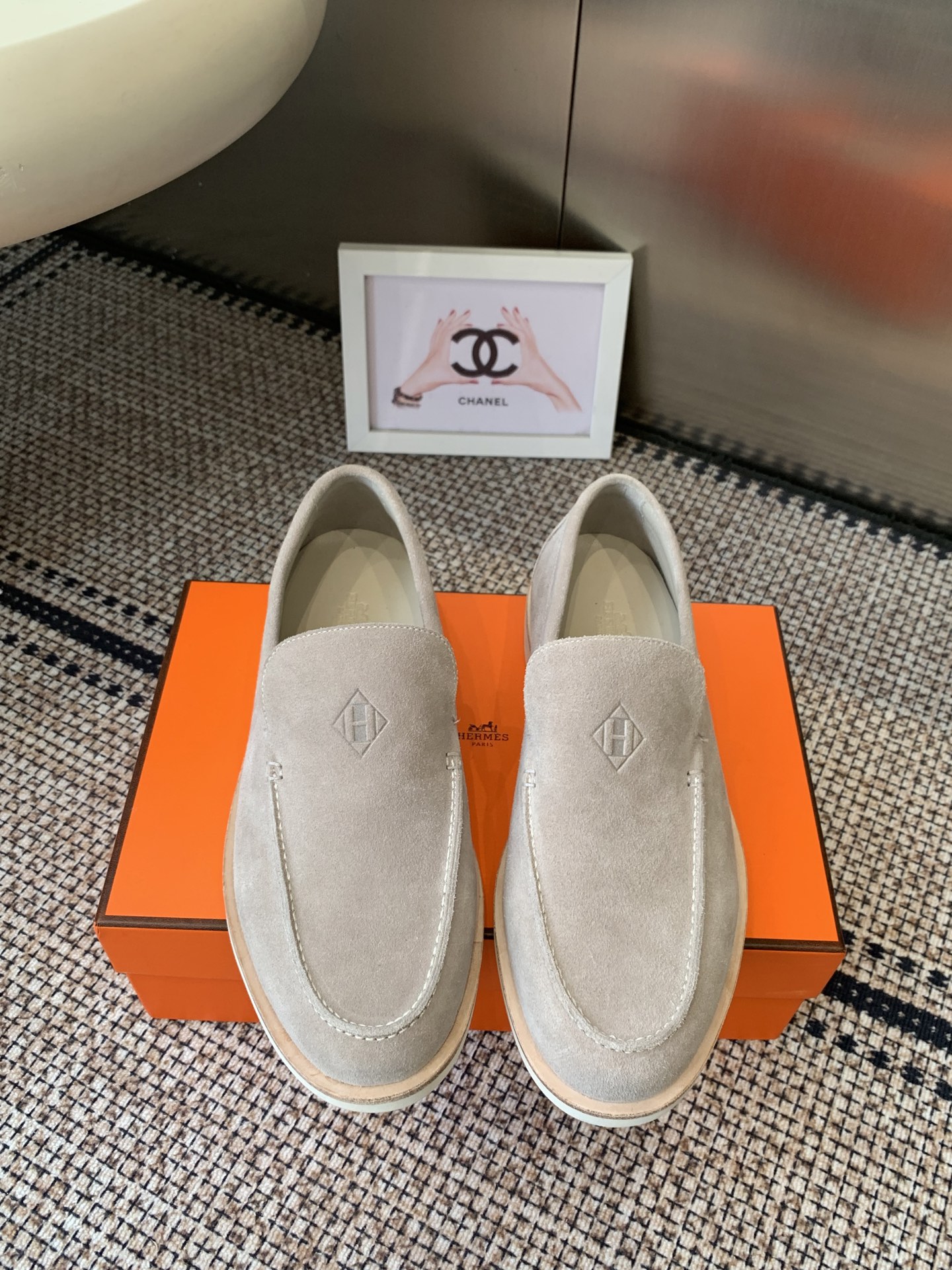 NO:668242,Hermes Hermès 25ss new men's loafers slip-on. This Julian series calfskin and suede goatskin lace-up-free sneakers are decorated with iconic 'H' details. The design is simple and smooth, creating a fashionable urban look. Comfortable and versatile. H family classics are not outdated. The material is original frosted cowhide. The lining is imported soft sheepskin. The sole is the original molded sole.  Size male 39-46 (45.46 customized), loafers, hermes, hermes, loafers, sneakers, cowhide, sheepskin, chamois leather19860909Hermes 爱马仕 25ss新款 男款乐福鞋 一脚蹬 这款Julian系列小牛皮和麂皮山羊皮免系带运动鞋 饰有标志性“H”细节 设计简约流畅 打造时尚都市造型 舒适百搭 H家经典不过时 面料原版磨砂牛皮 内里进口柔软羊皮 鞋底原版开模鞋底 码数男39-46(45.46定做）,乐福鞋,hermes,hermes,loafers,sneakers,cowhide,sheepskin,chamois leather,Women's Shoes