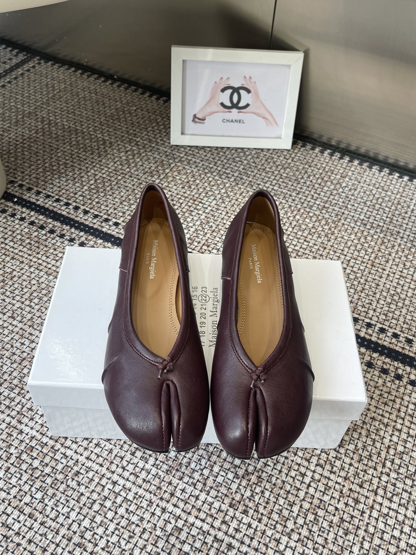 NO:668239,Maison Margiela丨MM6 Margiela 25ss new thick-heeled split-toe shoes Tabi split-toe shoes ballet shoes original open-molded double-layer leather soles original set-lasted shoes are very generous and can be easily matched with various styles The good news for short legs The upper body instantly becomes longer legs  35-40 (40 is custom-made and non-refundable), split-toe shoes, masion margiela, masion margiela, sheepskin19860909Maison Margiela丨MM6马吉拉25ss新款粗跟分趾鞋 Tabi分趾鞋 芭蕾舞鞋 原版开模双层真皮鞋底 原版套楦鞋型很大方 搭配各种风格都 轻松驾驭 小短腿的福音 上身瞬间秒变大长腿 上脚不被常规所拘束,随心所欲做自己～上脚炒鸡柔软舒适 鞋面进口羊皮 内里原版羊皮 大底原版意大利双层真皮底跟 Size: 35-40（40订做不退换）,分趾鞋,masion margiela,masion margiela,sheepskin,Women's Shoes