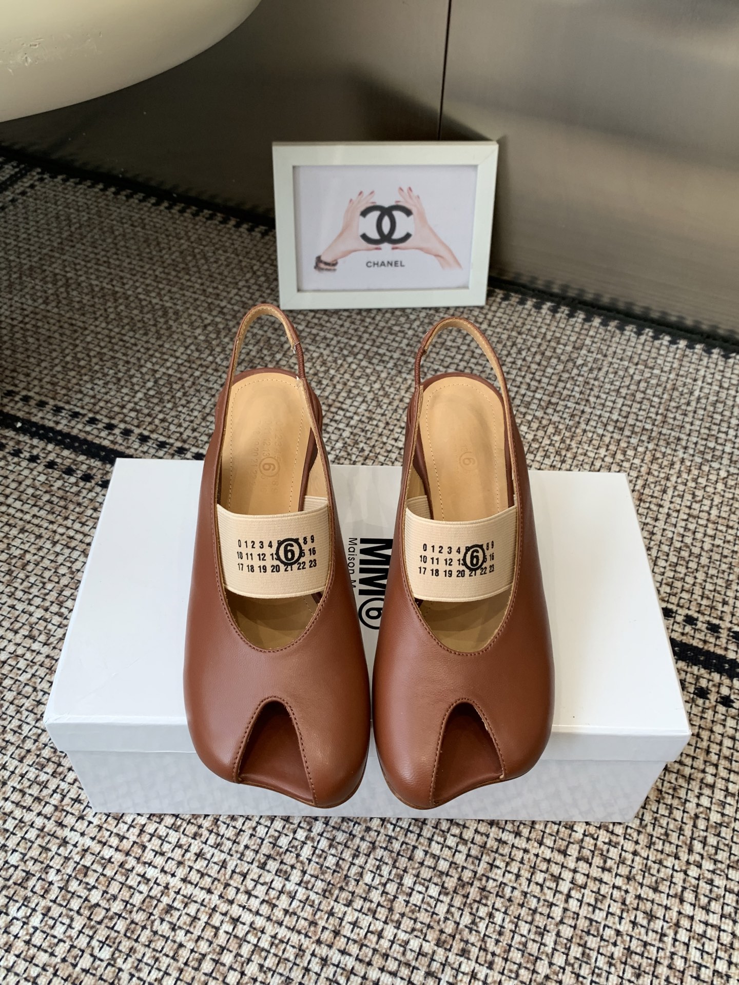 NO:668257,MM6 Maison Magical 26ss new spring and summer Mary Jane ballet shoes, fish mouth sandals, needless to say comfort, they will definitely be very comfortable. The silhouette, unique design and contrasting material collage are the features worth looking forward to. These ballet shoes are made of very textured sheepskin fabric/cowhide lining, unique design of foot fish mouth opening and mm6 unique logo elastic band, Italian genuine leather outsole  Size: 35-40 (40.41 customized) with original packaging, sandals, masion margiela, masion margiela, sandals, mary jane, cowhide, sheepskin, Leather soles19860909MM6 马吉拉 26ss春夏新品 玛丽珍 芭蕾舞鞋 鱼嘴凉鞋 舒适度不用说 肯定会很舒服的 廓形 独具匠心的设计和对比材质的拼贴均是 MM6 Maison Magical 值得期待的特色 这款芭蕾舞鞋采用很有质感的羊皮面料/牛皮内里垫脚鱼嘴开口独特设计和mm6独有的logo松紧带 意大利真皮大底 码数:35-40（40.41定做） 配原版一致包装,凉鞋,masion margiela,masion margiela,sandals,mary jane,cowhide,sheepskin,Leather soles,Women's Shoes